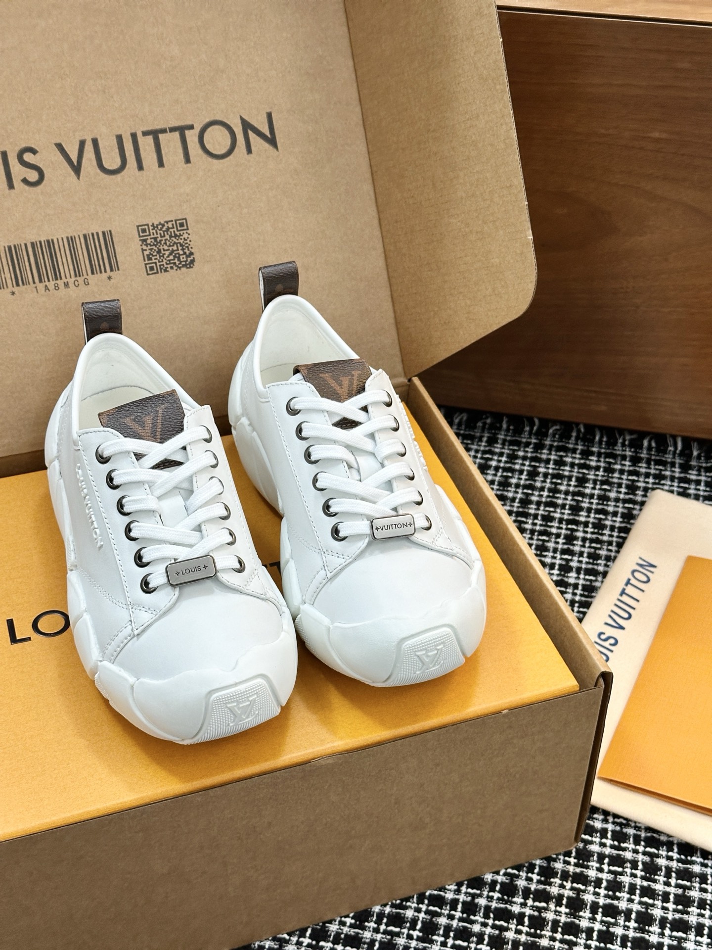 NO:491913,Yunduo Shoes' new casual sneakers are very recognizable 'sculptural sole' attractive. Unlike the single line of traditional casual shoes, its sole spreads in a shape similar to 'petals and petals', which is like a three-dimensional device carefully carved by an artist with a knife and chisel, and also closely matches the natural curve of ergonomics. When walking, each bump can echo the strength point of the sole, as if a custom-made supporting art of flowing for both feet. The upper material is top-notch cowhide, polished by multiple tanning processes. The shoe is made of sheepskin, sole is made of TPU injection molded rice wine sole. The color is black, white, and silver. Shoe size is purchased for women 35-40 (female 40 is not returned or exchanged), casual shoes/sneakers, cowhide, sheepskin19860909云朵鞋新款休闲运动鞋 极具辨识度的 “雕塑感大底” 吸引.不同于传统休闲鞋的单一线条,它的大底以类似 “花瓣分瓣” 的形态铺展,既像艺术家用刀凿精心雕琢的立体装置,又暗合人体工学的自然弧度 —— 行走时,每一处凸起都能与足底力量点呼应,仿佛为双足定制了流动的支撑艺术. 鞋面材质顶级牛皮,经多道鞣制工艺打磨 鞋里材质羊皮 鞋底材质TPU注塑泡米花大底 颜色选择黑色,白色,银色 鞋码选购女35-40（女40不退换）,休闲鞋/运动鞋,sneakers,cowhide,sheepskin,Women's Shoes