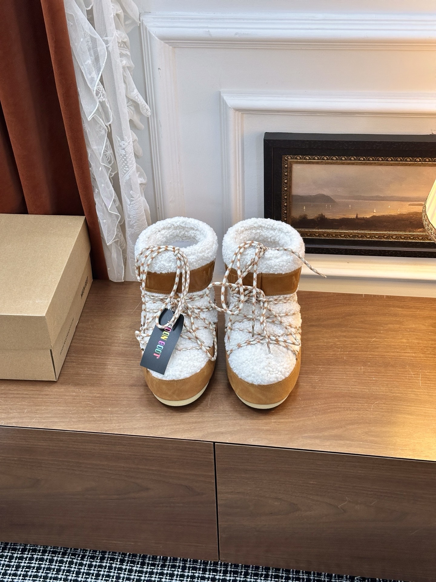 NO:491900,The ugly and cute snow boots in autumn and winter are so warm and thin, and a pair of versatile artifacts that look short, fat and actually look tall and slim!  More daily fabric material: original customization/cowhide/high mercerized tarp fabric inner material: original silk cotton inner liner Floor material: original silk cotton inner liner Large bottom material: original open mold dual-color non-slip large sole Sole thickness increase: 4cm (including internal height increase) Size purchase: 35-40 (41.42.43 customized) Packaging: original full set of packaging Factory first release, snow boots, boots, cowhide19860909秋冬丑萌雪地短靴这么保暖又显腿细的靴子,一双看起来矮矮胖胖实则显高显瘦的百搭神器！更日常一点面料材质: 原版定制/牛皮/高丝光防水布 内里材质: 原版丝绵内胆 垫脚材质: 原版丝绵内胆 大底材质: 原版开模双色防滑大底 底厚增高:4cm（含内增高） 码数选购:35-40（41.42.43定制） 包装:原版全套包装 工厂首发,雪地靴,boots,cowhide,Women's Shoes