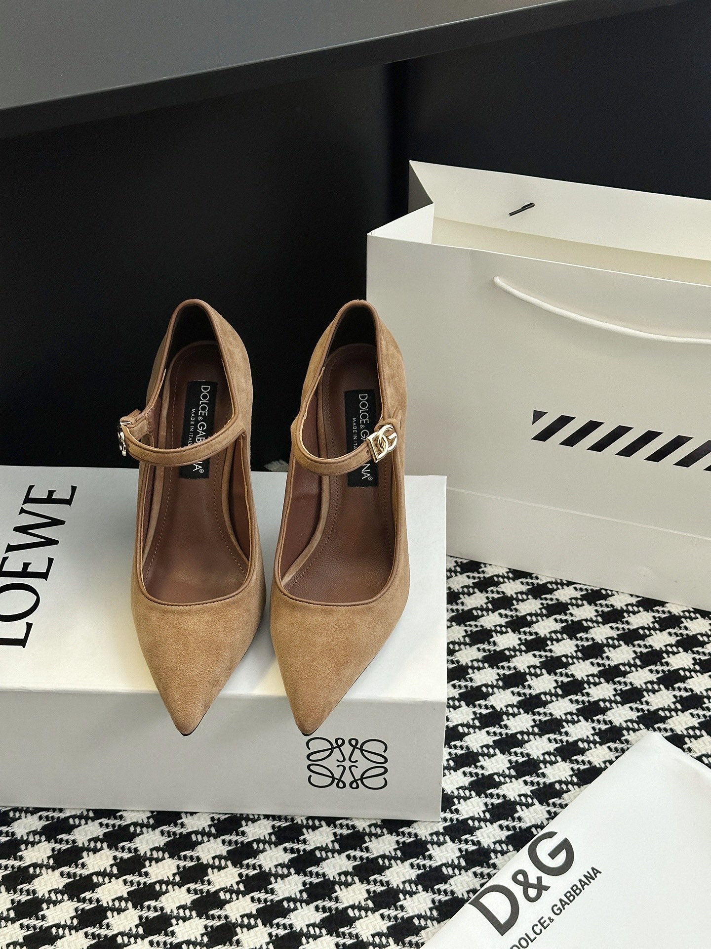 NO:482340,【& Patent leather pointed high heels】 DG When the mirror gloss of patent leather hit the neat tailoring of pointed toe, when the elegant encounter of stilettoes & genes - this pair of shoes is a concrete manifestation of 'never out of time' and a 'aura textbook'. 'Paper leather' is a high-end opening remark. Patent leather has been repeatedly polished, such as flowing liquid metal, black cold, red hot, white purity... Every gloss has 'easy nobility', which can reflect a captivating sense of existence even in the dark. 'Pinto' is the password of leg essence. The pointed toe is accurately cut, like an elegant blade, which instantly lengthens the lines of the leg; the shoe shape fits the curve of the arch of the foot, hides the confidence to stand firm and the swaying style, it is full of it. Because the true classic is never a stereotype, but  'Whenever you wear it, you can find confidence in an instant.' When you put it in the shoe cabinet, it is like holding a 'elegant perpetual coupon' - it is always waiting for you, and you can crown your ambitions at any time. Upper material is made of top layer of cow patent leather, shoe material is made of sheepskin, sole material is made of original molded leather sole, heel height is 6.5CM 10CM (picture is 10CM) Shoe size is 35-42 (40.41.42 is not returned or exchanged), high heels, sheepskin19860909【& 漆皮尖头高跟鞋】 DG 当漆皮的镜面光泽撞上尖头的利落剪裁,当细高跟的优雅邂逅&的基因——这双鞋,是「永不过时」的具象化,更是「气场教科书」. 「漆皮」是高级的开场白 经过反复打磨的漆皮,如流动的液态金属,黑的冷冽、红的炽热、白的纯净……每一抹光泽都带着「毫不费力的贵气」,哪怕在昏暗里,也能折射出摄人的存在感. 「尖头」是腿精的密码 精准切割的尖头,像一把优雅的利刃,瞬间拉长腿部线条；鞋型贴合足弓的弧度藏着工学巧思—— 站稳的底气,和摇曳的风情,它都给足了 . 因为真正的经典,从不是刻板的符号,而是 「无论何时穿上,都能瞬间找到底气」的魔法 . 当你把它放进鞋柜,就像握住了一张「优雅永动券」—— 它永远在等你,随时为你的野心加冕. 鞋面材质头层牛漆皮 鞋里材质羊皮 鞋底材质原版开模真皮底 跟高选择6.5CM 10CM（图片为10CM） 鞋码选购35-42（40.41.42不退换）,高跟鞋单鞋,high heels,sheepskin,Women's Shoes