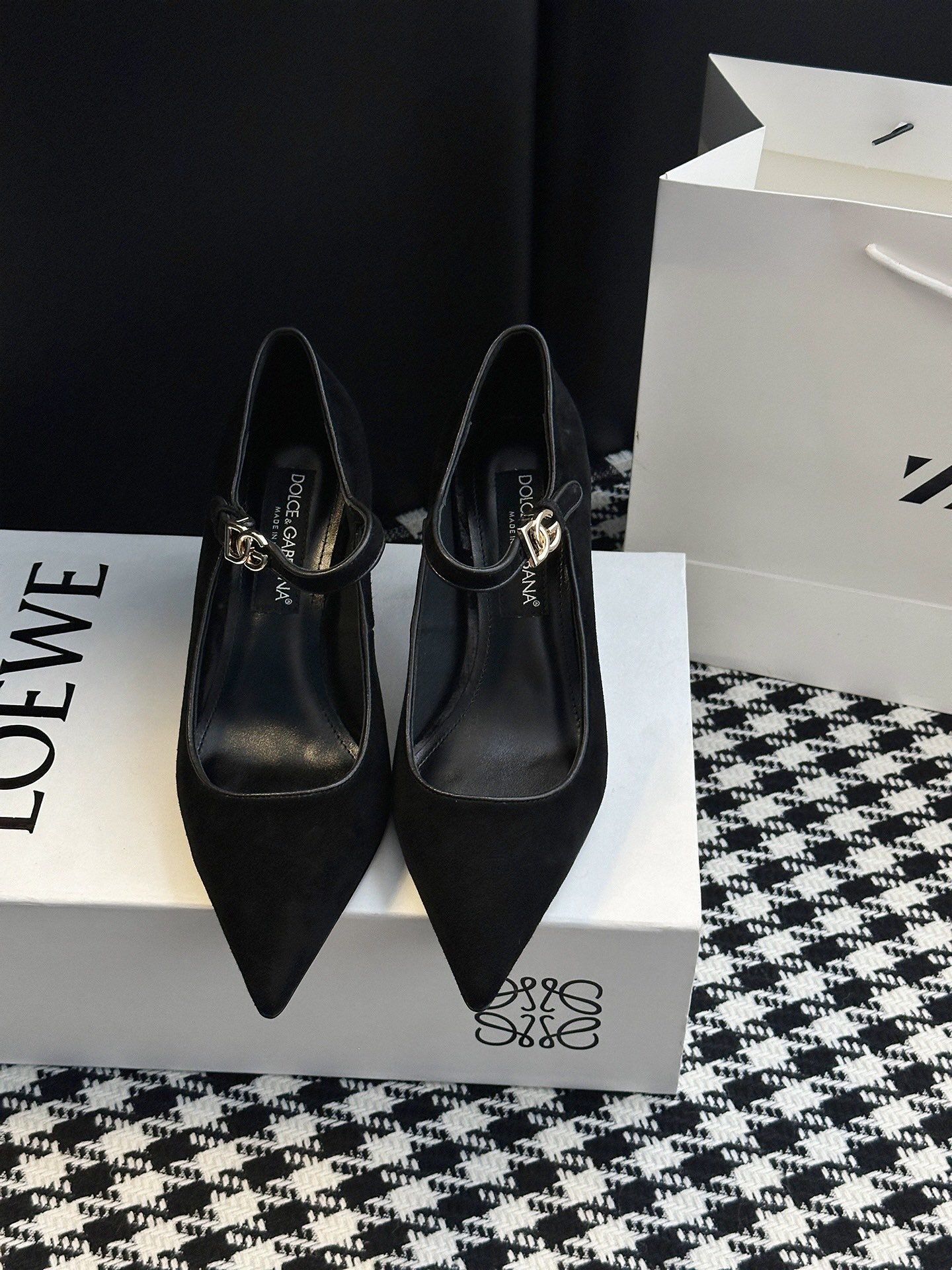 NO:491873,【& Patent leather pointed high heels】 When the mirror gloss of patent leather hit the neat tailoring of pointed toe, when the elegant stiletto heels encounter the genes of the genes - this pair of shoes is a 'timeless' concreteness and a 'aura textbook'. 'Paper leather' is a high-end opening remark. Patent leather has been repeatedly polished, such as flowing liquid metal, black cold, red hot, white purity... Every gloss has 'easy nobility', which can reflect a captivating presence even in the dark. 'Pinto' is the password of leg essence. The pointed toe is accurately cut, like an elegant blade, which instantly lengthens the lines of the leg; the shoe shape fits the curve of the arch of the foot, hides the confidence to stand firmly and the swaying style, it is all given. Because the true classic is never a stereotype, but  'Whenever you wear it, you can find confidence in an instant.' When you put it in the shoe cabinet, it is like holding a 'elegant perpetual coupon' - it is always waiting for you, and you can crown your ambitions at any time. Upper material is made of top layer of cow patent leather Sheepskin Sole material is made of original molded leather sole Heel height 6.5CM 10CM (picture is 6CM) Shoe size 35-42 (40.41.42 no return or exchange), high heels, sandals, high heels, sheepskin19860909【& 漆皮尖头高跟鞋】 当漆皮的镜面光泽撞上尖头的利落剪裁,当细高跟的优雅邂逅&的基因——这双鞋,是「永不过时」的具象化,更是「气场教科书」. 「漆皮」是高级的开场白 经过反复打磨的漆皮,如流动的液态金属,黑的冷冽、红的炽热、白的纯净……每一抹光泽都带着「毫不费力的贵气」,哪怕在昏暗里,也能折射出摄人的存在感. 「尖头」是腿精的密码 精准切割的尖头,像一把优雅的利刃,瞬间拉长腿部线条；鞋型贴合足弓的弧度藏着工学巧思—— 站稳的底气,和摇曳的风情,它都给足了 . 因为真正的经典,从不是刻板的符号,而是 「无论何时穿上,都能瞬间找到底气」的魔法 . 当你把它放进鞋柜,就像握住了一张「优雅永动券」—— 它永远在等你,随时为你的野心加冕. 鞋面材质头层牛漆皮 鞋里材质羊皮 鞋底材质原版开模真皮底 跟高选择6.5CM 10CM（图片为6CM） 鞋码选购35-42（40.41.42不退换）,高跟鞋凉鞋,sandals,high heels,sheepskin,Women's Shoes