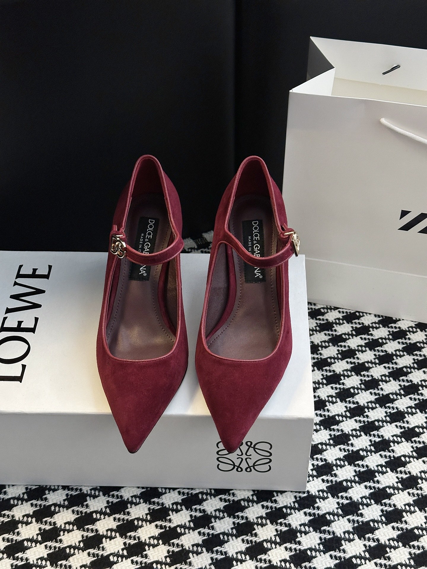 NO:482335,【& Patent leather pointed high heels】 DG When the mirror gloss of patent leather hit the neat tailoring of pointed toe, when the elegant encounter of stilettoes & genes - this pair of shoes is a concrete manifestation of 'never out of time' and a 'aura textbook'. 'Paper leather' is a high-end opening remark. Patent leather has been repeatedly polished, such as flowing liquid metal, black cold, red hot, white purity... Every gloss has 'easy nobility', which can reflect a captivating sense of existence even in the dark. 'Pinto' is the password of leg essence. The pointed toe is accurately cut, like an elegant blade, which instantly lengthens the lines of the leg; the shoe shape fits the curve of the arch of the foot, hides the confidence to stand firm and the swaying style, it is full of it. Because the true classic is never a stereotype, but  'Whenever you wear it, you can find confidence in an instant' magic. When you put it in the shoe cabinet, it is like holding a 'elegant perpetual coupon' - it is always waiting for you, and it is always crowned your ambition. Upper material is made of top layer cow patent leather Sheepskin Sole material is made of original molded leather sole Heels 6.5CM 10CM (the picture is 6CM) Shoe size is 35-42 (40.41.42 no return or exchange), high heels, sheepskin19860909【& 漆皮尖头高跟鞋】 DG当漆皮的镜面光泽撞上尖头的利落剪裁,当细高跟的优雅邂逅&的基因——这双鞋,是「永不过时」的具象化,更是「气场教科书」. 「漆皮」是高级的开场白 经过反复打磨的漆皮,如流动的液态金属,黑的冷冽、红的炽热、白的纯净……每一抹光泽都带着「毫不费力的贵气」,哪怕在昏暗里,也能折射出摄人的存在感. 「尖头」是腿精的密码 精准切割的尖头,像一把优雅的利刃,瞬间拉长腿部线条；鞋型贴合足弓的弧度藏着工学巧思—— 站稳的底气,和摇曳的风情,它都给足了 . 因为真正的经典,从不是刻板的符号,而是 「无论何时穿上,都能瞬间找到底气」的魔法 . 当你把它放进鞋柜,就像握住了一张「优雅永动券」—— 它永远在等你,随时为你的野心加冕. 鞋面材质头层牛漆皮 鞋里材质羊皮 鞋底材质原版开模真皮底 跟高选择6.5CM 10CM（图片为6CM） 鞋码选购35-42（40.41.42不退换）,高跟鞋单鞋,high heels,sheepskin,Women's Shoes