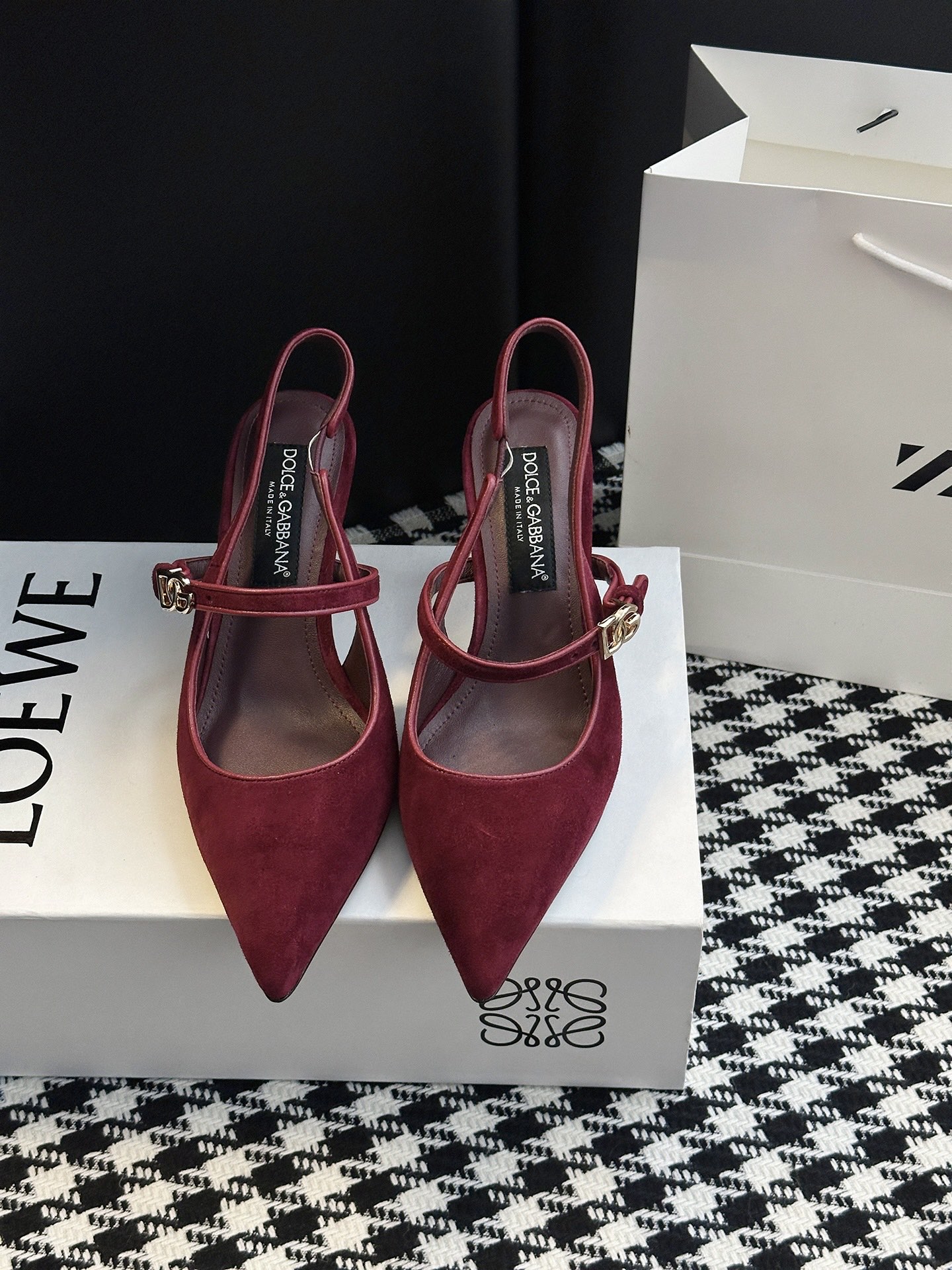 NO:491882,【& Patent leather pointed high heels】 When the mirror gloss of patent leather hit the neat tailoring of pointed toe, when the elegant stiletto heels encounter the genes of the genes - this pair of shoes is a 'timeless' concreteness and a 'aura textbook'. 'Paper leather' is a high-end opening remark. Patent leather has been repeatedly polished, such as flowing liquid metal, black cold, red hot, white purity... Every gloss has 'easy nobility', which can reflect a captivating presence even in the dark. 'Pinto' is the password of leg essence. The pointed toe is accurately cut, like an elegant blade, which instantly lengthens the lines of the leg; the shoe shape fits the curve of the arch of the foot, hides the confidence to stand firmly and the swaying style, it is all given. Because the true classic is never a stereotype, but  'Whenever you wear it, you can find confidence in an instant.' When you put it in the shoe cabinet, it is like holding a 'elegant perpetual coupon' - it is always waiting for you, and you can crown your ambitions at any time. Upper material is made of top layer of cow patent leather, shoe material is made of sheepskin, sole material is made of original molded leather sole, heel height is 6.5CM 10CM (picture is 6.5CM) Shoe size is 35-42 (40.41.42 is not returned or exchanged), high heels, sandals, high heels, sheepskin19860909【& 漆皮尖头高跟鞋】 当漆皮的镜面光泽撞上尖头的利落剪裁,当细高跟的优雅邂逅&的基因——这双鞋,是「永不过时」的具象化,更是「气场教科书」. 「漆皮」是高级的开场白 经过反复打磨的漆皮,如流动的液态金属,黑的冷冽、红的炽热、白的纯净……每一抹光泽都带着「毫不费力的贵气」,哪怕在昏暗里,也能折射出摄人的存在感. 「尖头」是腿精的密码 精准切割的尖头,像一把优雅的利刃,瞬间拉长腿部线条；鞋型贴合足弓的弧度藏着工学巧思—— 站稳的底气,和摇曳的风情,它都给足了 . 因为真正的经典,从不是刻板的符号,而是 「无论何时穿上,都能瞬间找到底气」的魔法 . 当你把它放进鞋柜,就像握住了一张「优雅永动券」—— 它永远在等你,随时为你的野心加冕. 鞋面材质头层牛漆皮 鞋里材质羊皮 鞋底材质原版开模真皮底 跟高选择6.5CM 10CM（图片为6.5CM） 鞋码选购35-42（40.41.42不退换）,高跟鞋凉鞋,sandals,high heels,sheepskin,Women's Shoes