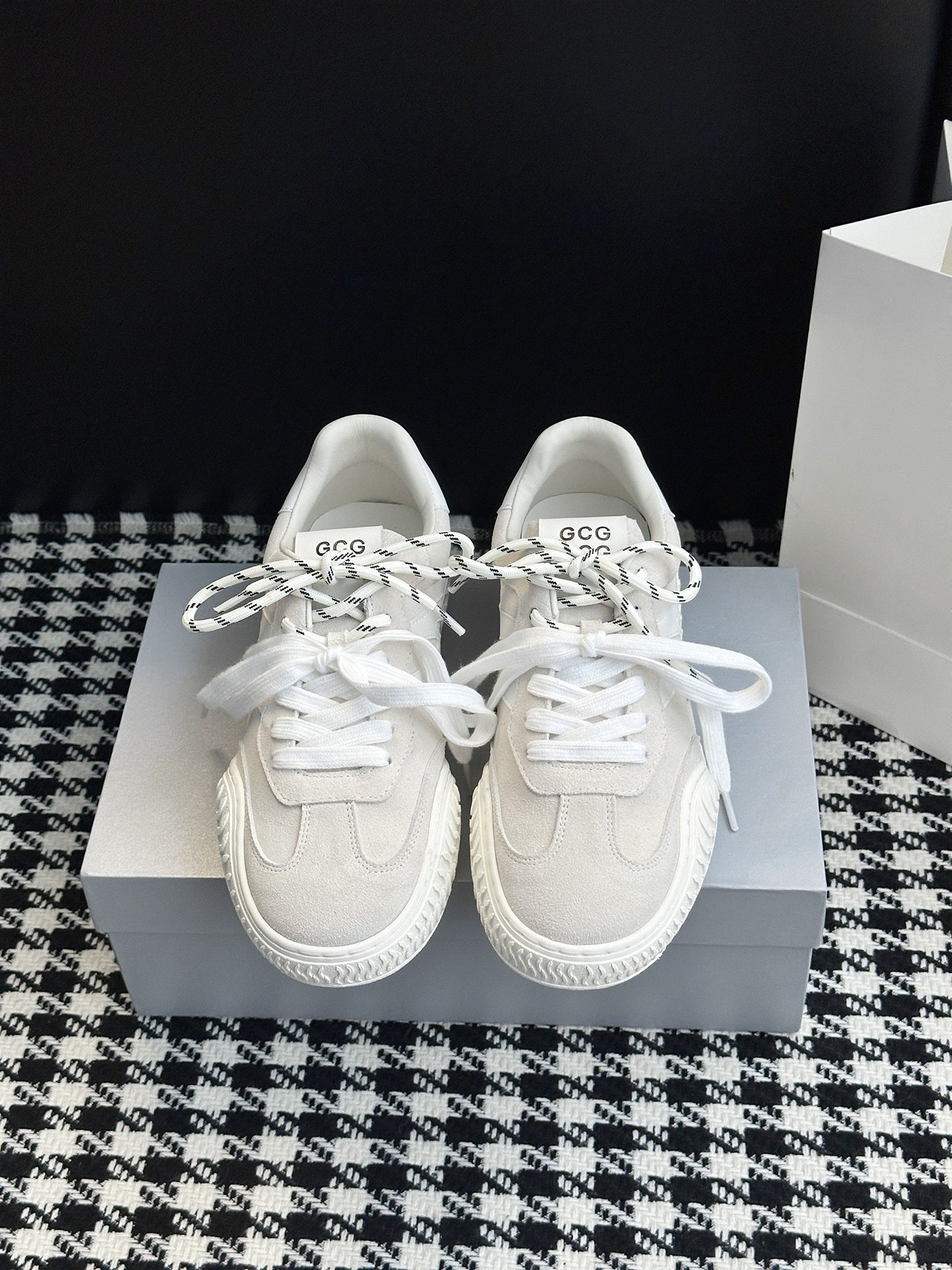 NO:491858,- Retro thick-soled German training shoes. The colors are super retro and the essentials for autumn and winter. It is very suitable for old-fashioned style. It is versatile and salty. It is very beautiful to wear all kinds of small skirts and shorts. It is very good to wear socks~ Upper material: cow back velvet/top layer cowhide. Shoe material: sheepskin Sole material: original rubber sole Shoe size purchase: women's style 35-40 (40 customization), casual shoes/sports shoes, sneakers, skirts, shorts, cowhide, sheepskin, chamois leather, socks19860909- 复古厚底德训鞋 颜色超级复古秋冬必备 很适合老钱风穿搭有光皮和麂皮都很百搭可盐可甜 穿各种小裙子小短裤再配个袜子很绝~ 鞋面材质:牛反绒/头层牛皮 鞋里材质:羊皮 鞋底材质:原版橡胶底 鞋码选购:女款35-40(40定制）,休闲鞋/运动鞋,sneakers,skirts,shorts,cowhide,sheepskin,chamois leather,socks,Women's Shoes