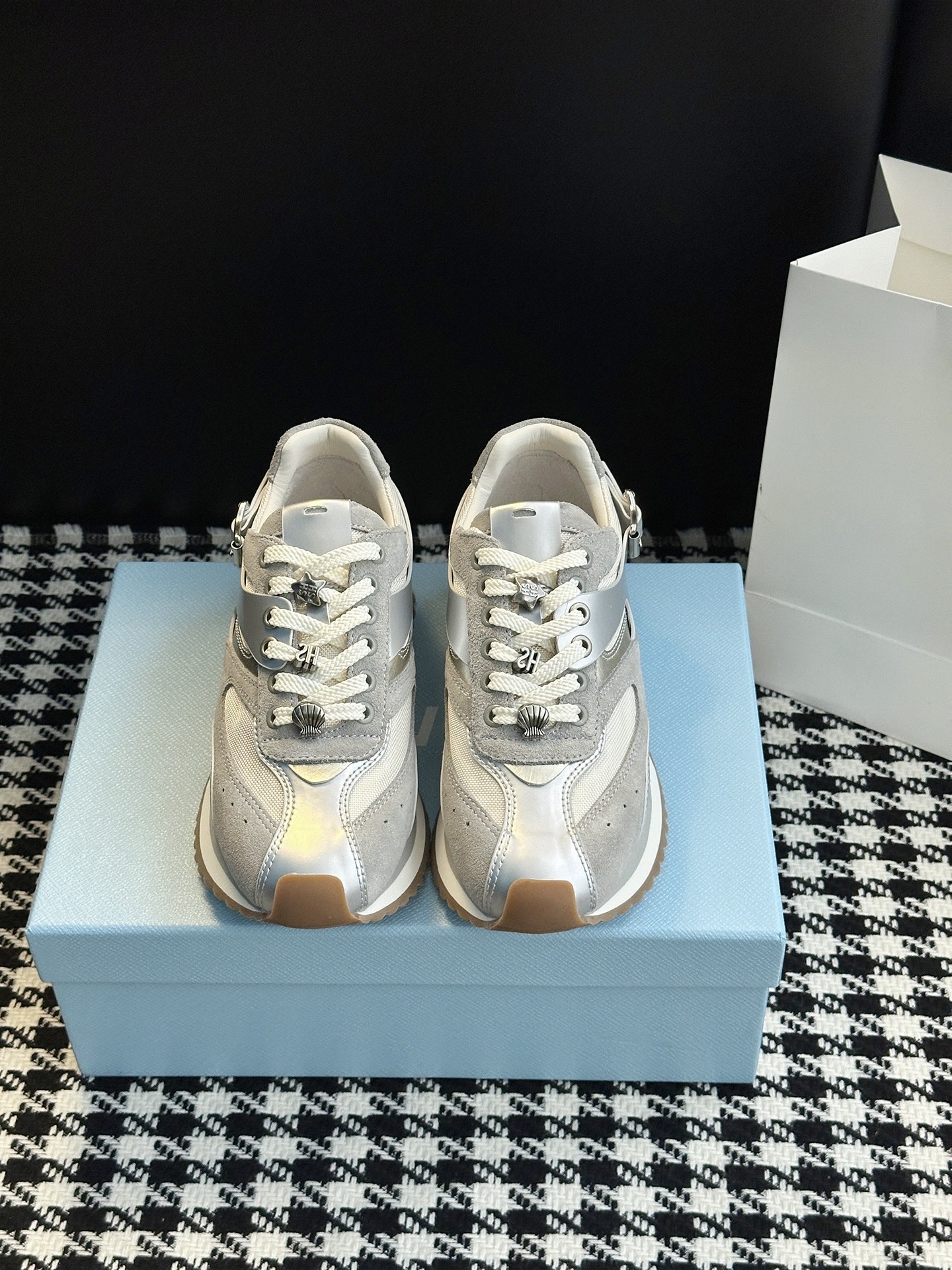 NO:491844,Designer brand 25SS shell sole casual jogging shoes retro color-blocking design, retro age-reducing color-blocking style, upper buckle embellishes the side of the shoe, and the additional eye-catching design combines wavy lines, trendy and fashionable~ The details of the shoe also incorporate the popular vacation-style shell elements in 25 years, turning into shell patterned bean sole. The bottom material is selected as a rubber molded sole, which is light and fashionable. And it is scheming to hide and increase height by about 5 cm in height inside and outside. The upper material is made of top layer cowhide, inner material is sheepskin, large sole, original rubber combination sole, optional size 35-40 (40 custom made without return or exchange), casual shoes/sports shoes, sneakers, cowhide, sheepskin19860909设计师品牌 25SS贝壳鞋底休闲慢跑鞋复古拼色设计感 复古减龄拼色款 鞋面搭扣点缀鞋侧,额外吸睛设计结合了 波浪线条,潮流且时髦~ 鞋款细节也融入了25年流行的度假风贝壳元素,化为贝壳纹豆豆鞋底 底材选择了橡胶成型底,轻盈且时髦.并且心机的做了隐藏增高,内外合计约增高5厘米 鞋面材质头层牛皮 内里材质羊皮 大底材质原版橡胶组合底 可选码数35-40（40定做不退换）,休闲鞋/运动鞋,sneakers,cowhide,sheepskin,Women's Shoes