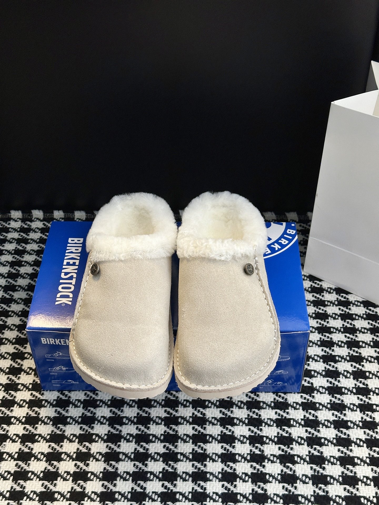 NO:491830,Birken, a slack and grip. And this pair of Naples has a toe design that looks more like a pair of loafers. Compared with the classic Boston, Naples are more restrained and fashionable. Upper is made of cowhide, wool is made of sole material, original open mold EVA ultra-light foaming material, environmentally friendly circulating wood chip water table Shoe size 35-39 (40 customized, no return or exchange), fur shoes semi-trail, loafers, cowhide19860909勃肯,妥妥松弛感拿捏神器.而这双Naples,鞋头设计更像是一双乐福鞋,相比经典的Boston,Naples更内敛,更时髦. 鞋面材质牛皮绒面 鞋里材质羊毛 鞋底材质原版开模EVA超轻发泡材质,环保循环木屑水台 鞋码选购35-39（40定制不退换）,毛毛鞋半拖,loafers,cowhide,Women's Shoes