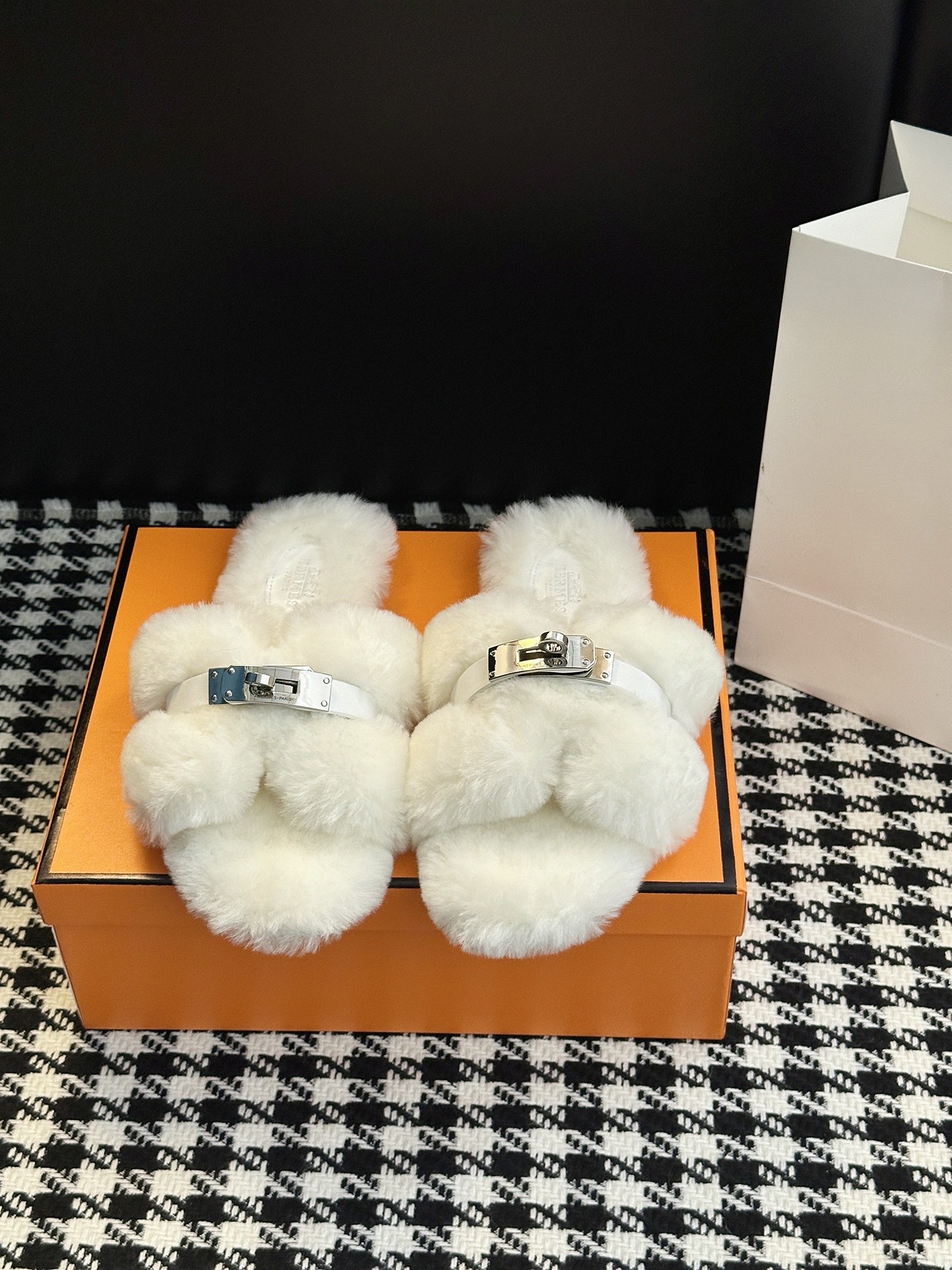 NO:491899,Maomao H-button slippers Luxury maomao series, classic H-shaped socialite design, must-have in autumn and winter~ The feet are really hot and melted, this maomao is as soft as cotton candy, white on the feet, and it is easy to hit the aesthetically puffable style. Upper material wool, shoe material wool, sole material original developed genuine leather sole, shoe size purchase for women 35-42 (female 40.41.42 no return or exchange), maomao slippers, slippers19860909毛毛H扣拖鞋 奢华毛毛系列,经典的H型名媛设计,秋冬必入~上脚是真的热爆融化了,这款毛毛拖 棉花糖一样柔软 上脚显白 很容易戳中审美的可冲款 鞋面材质羊毛 鞋里材质羊毛 鞋底材质原版开发真皮底 鞋码选购女35-42（女40.41.42不退换）,毛毛鞋拖鞋,slippers,Women's Shoes