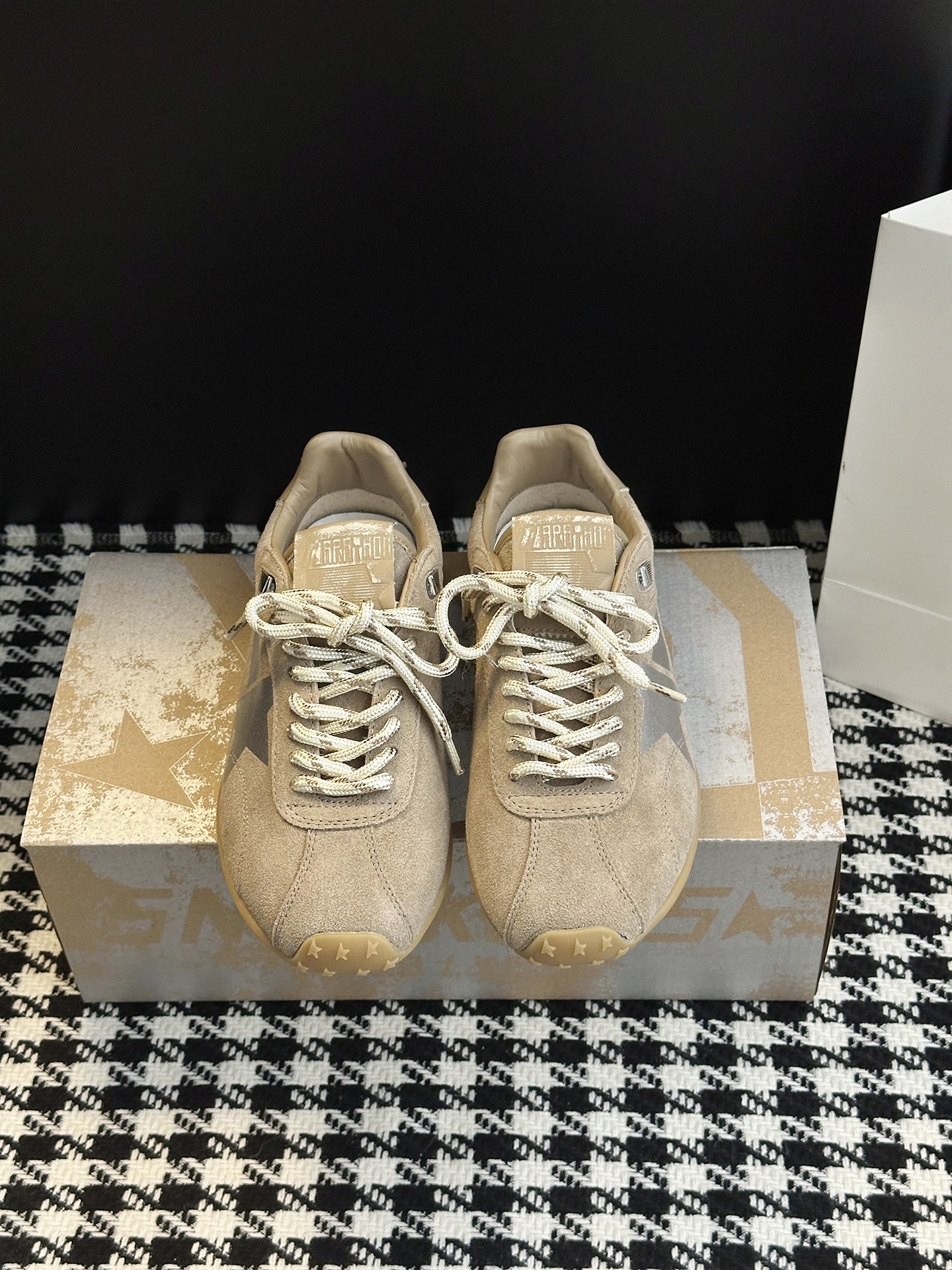 NO:544883,The new Speed ​​series is fashionable, comfortable and easy to grasp the autumn atmosphere. The effect is really good. The high-end feeling is full. How can there be such a good-looking shoes? The star embellishment of the Napa leather shows the casual attitude. The thin sole helps the dream pursuit journey. The upper material is made of top layer cowhide, inner material is sheepskin, large sole material is original rubber combination sole, optional size 35-40 (40 custom made without return or exchange), casual shoes/sports shoes, sneakers, cowhide, sheepskin19860909新款Speed 系列男女同款时髦又舒适轻松拿捏秋日氛围感感上脚效果真不错啊 高级感拉满 怎么会有这么好看的鞋子,纳帕皮星星点缀彰显率性态度.轻薄鞋底步助力追梦之旅. 鞋面材质头层牛皮 内里材质羊皮 大底材质原版橡胶组合底 可选码数35-40（40定做不退换）,休闲鞋/运动鞋,sneakers,cowhide,sheepskin,Women's Shoes