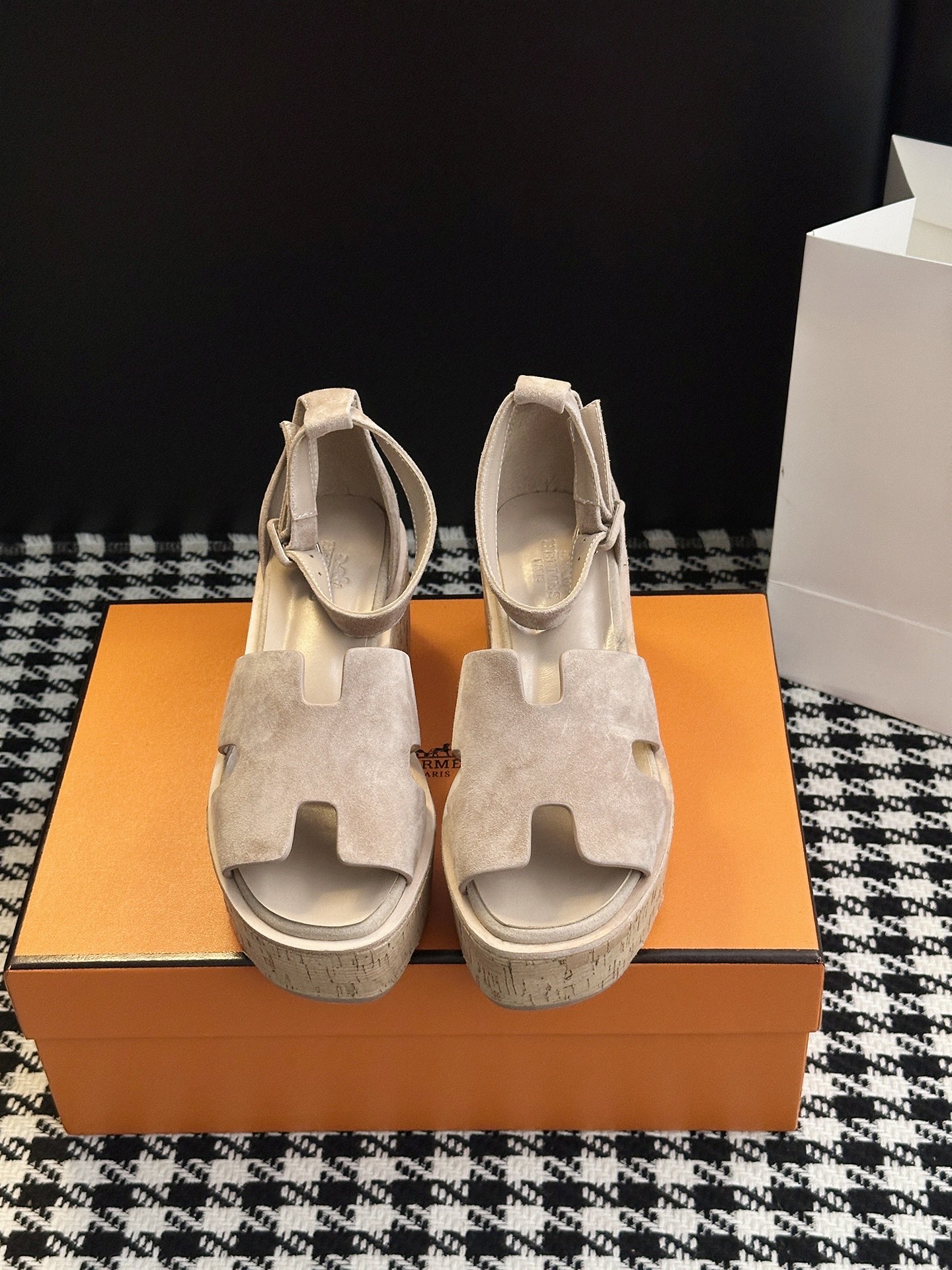 NO:544907,[* Heel-thick-soled H sandals] Tasteful pronoun~ Although the shoes combine different materials and colors, they do not feel any incongruous and are not exaggerated at all, but instead make people feel comfortable visually!  His family is capable of combining different colors and materials, but there is no obvious seasonal feeling. You can satisfy you when you put it out and wear it at any time. Upper material is cowhide, shoes, sheepskin, sole material is original rubber sole (8CM) Purchase sizes for women 35-41 (customized for 40.41), high heels, sandals, high heels, cowhide, sheepskin19860909【*坡跟厚底H凉鞋】 有品位的代词～鞋子虽然结合了不同材质不同颜色,但是没有任何违和感,一点也不夸张,反而让人在视觉上感觉舒适！他家就是有能力把不同的颜色和材质结合,但又不会有明显的季节感,在任何时候拿出来穿都能让你满意 鞋面材质牛皮 鞋里材质羊皮 鞋底材质原版橡胶底（8CM） 选购尺码女35-41（40.41定制）,高跟鞋凉鞋,sandals,high heels,cowhide,sheepskin,Women's Shoes