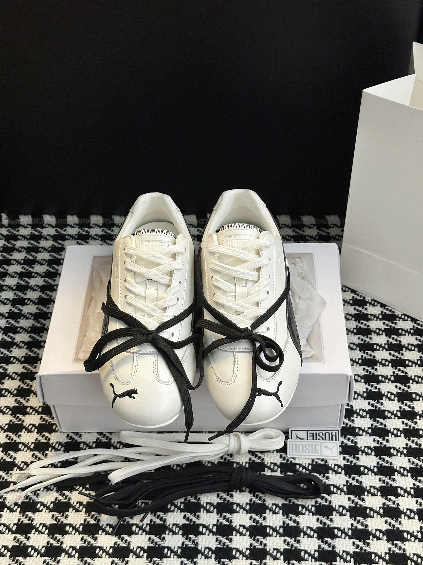 NO:544867,Puma 25ss autumn and winter joint model, thin sole, racing moral training, pair of shoelaces, casual shoes, fusion of ROSE's innate charm and sporty style, pushes the classic and calm daily sports aesthetics to a new realm, adding creative bow tie ties to show playfulness and agility. The perfect fusion of fashion and sports is undoubtedly a passionate collision between fashion and sports!  This unique fashion vision and Puma's sports tradition perfectly combine, bringing you an unprecedented sense of luxury, which is simply amazing!  The upper material is made of original imported mixed-bred sheepskin inner material sheepskin large sole original rubber sole optional size 35-40 (40 custom made without return or exchange), casual shoes/sports shoes, sneakers, sheepskin19860909彪马 25ss秋冬联名款 薄底 赛车德训 双鞋带 休闲鞋 融合了ROSE与生俱来的率性魅力与运动型格将经典从容的日常运动美学推向全新境界,增设创意蝴蝶结绑带尽显俏皮灵动,时尚与运动的完美融合,无疑是一次时尚与运动的激情碰撞！ 这个独特 的时尚视野与彪马的运动传统完美结合,为您带来前所未 高级感满满,简直不要太赞！ 鞋面材质采用原版进口混种羊皮 内里材质羊皮 大底材质原版橡胶底 可选码数35-40（40定做不退换）,休闲鞋/运动鞋,sneakers,sheepskin,Women's Shoes