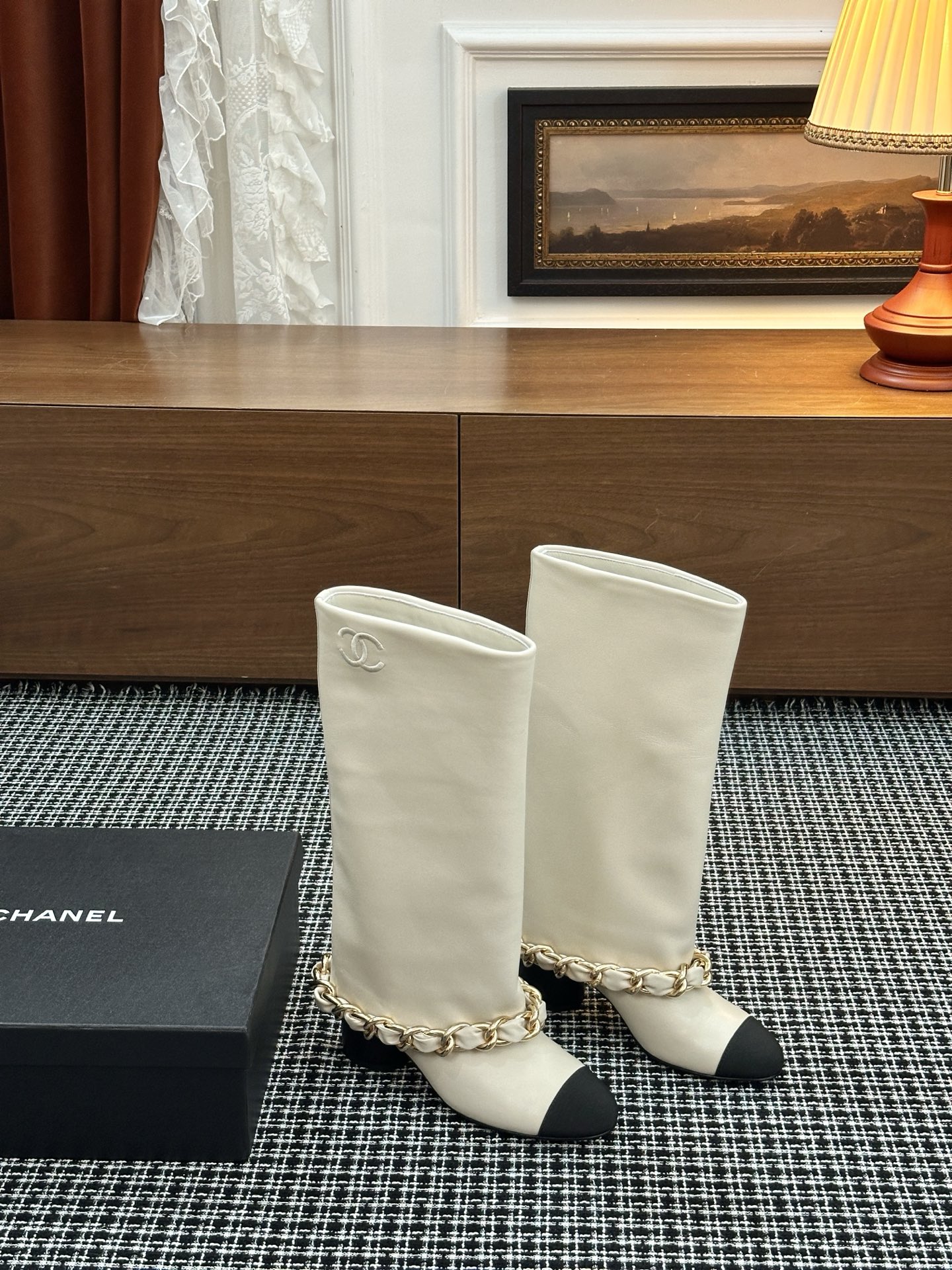 NO:544911,25-inch trouser boots in autumn and winter, a must-have for fashionable things. Chanel’s loves simple and irresistible styles. The combination shows a unique style of dressing, free mixing and matching, and keeps up with Grandma Xiang’s fashion pace!  !  !  Exquisite details enlarge the upper material cashmere face/cowhide surface inner material sheepskin large sole material original leather sole [5.5CM] optional size 35-40 (40.41.42 custom made without return or exchange), boots, chanel, boots, cowhide, sheepskin19860909秋冬25走秀款裤管靴 时髦精必备,香奈儿女士钟爱简约又难以抗拒系,搭配展现与众不同的穿搭风格、自由混搭闪耀到位,跟紧香奶奶时尚步伐！！！精致细节放大看 鞋面材质羊绒面/牛皮面 内里材质羊皮 大底材质原版真皮底【5.5CM】 可选码数35-40（40.41.42定做不退换）,靴子,chanel,boots,cowhide,sheepskin,Women's Shoes