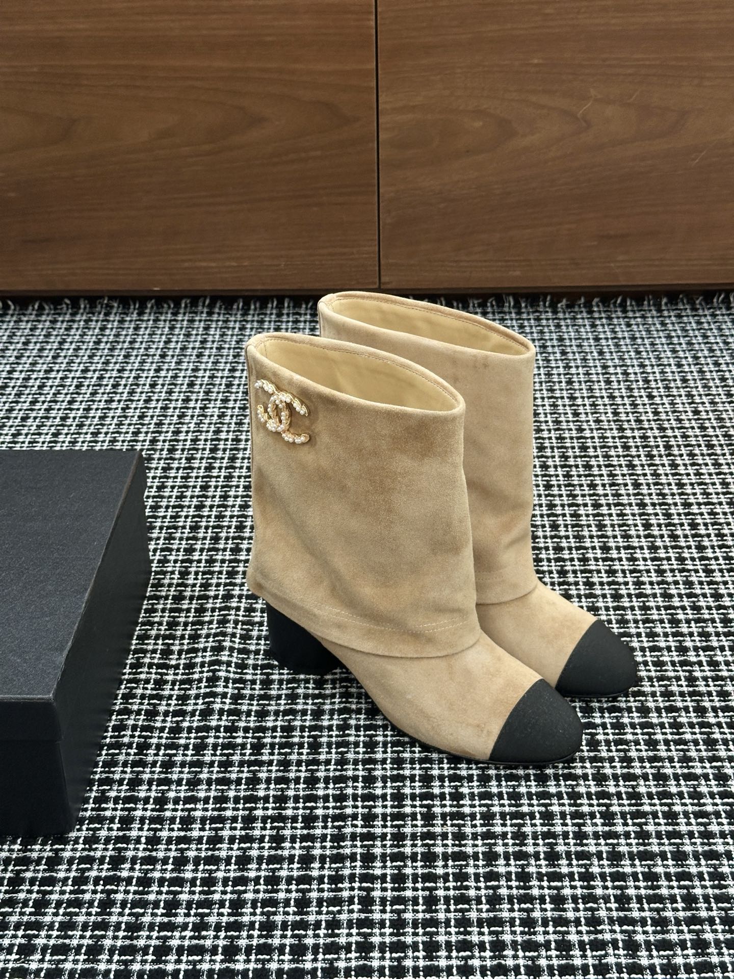 NO:544927,25-inch trouser boots in autumn and winter, a must-have for fashionable things. Chanel’s loves simple and irresistible styles. The combination shows a unique style of dressing, free mixing and matching, and keeps up with Grandma Xiang’s fashion pace!  !  !  Exquisite details enlarge the upper material cashmere face/cowhide surface inner material sheepskin large sole material original leather sole [5.5CM] optional size 35-40 (40.41.42 custom made without return or exchange), boots, chanel, boots, cowhide, sheepskin19860909秋冬25走秀款裤管靴 时髦精必备,香奈儿女士钟爱简约又难以抗拒系,搭配展现与众不同的穿搭风格、自由混搭闪耀到位,跟紧香奶奶时尚步伐！！！精致细节放大看 鞋面材质羊绒面/牛皮面 内里材质羊皮 大底材质原版真皮底【5.5CM】 可选码数35-40（40.41.42定做不退换）,靴子,chanel,boots,cowhide,sheepskin,Women's Shoes