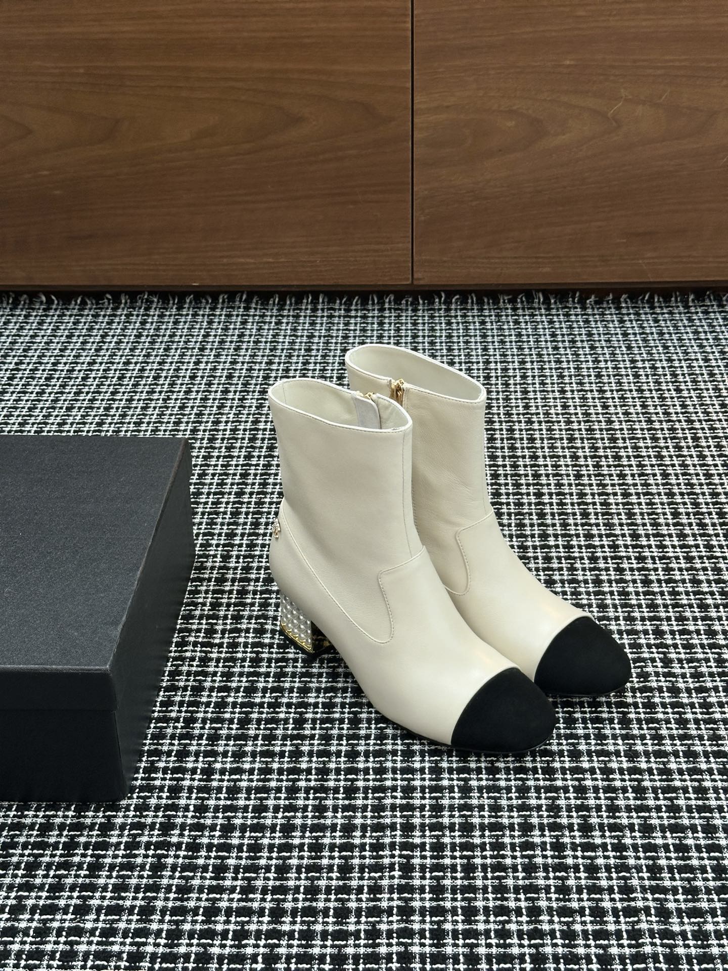 NO:544862,New pearl heel boots are a must-have for fashionable things. Chanel's loves simple and irresistible styles. The combination shows a unique style of dressing, free mixing and matching, keeping up with Grandma Xiang's fashion pace!  !  !  Exquisite details enlarge. Upper is made of cowhide leather, inner material is sheepskin, large sole, original genuine leather sole [5CM] Optional size 35-40 (40.41.42 custom made without return or exchange), boots, chanel, boots, cowhide, sheepskin19860909新款珍珠跟短靴 时髦精必备,香奈儿女士钟爱简约又难以抗拒系,搭配展现与众不同的穿搭风格、自由混搭闪耀到位,跟紧香奶奶时尚步伐！！！精致细节放大看 鞋面材质牛皮面 内里材质羊皮 大底材质原版真皮底【5CM】 可选码数35-40（40.41.42定做不退换）,靴子,chanel,boots,cowhide,sheepskin,Women's Shoes