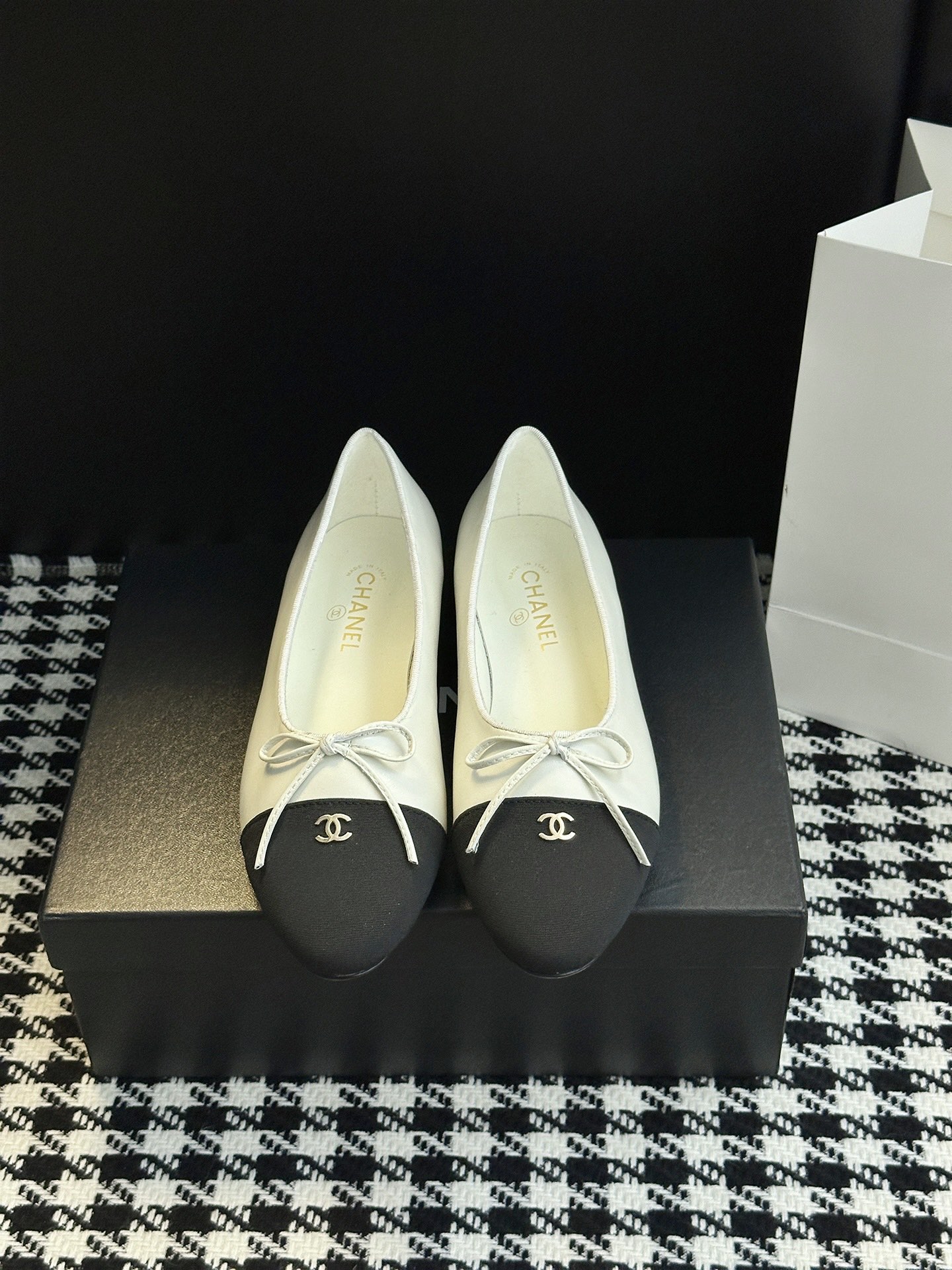 NO:544895,25B bow Mary Jane The dreamy battle shoes with a rich sense of gold, the bow ribbon is like a delicate embellishment on a gift box, and you can be elegant and luminous all day long~White lace stockings + black A-line skirt, paired with Mary Jane instantly full of nobleness French lazy jeans + white shirt, light up the basic style with bow, simple and high-end Dating shoes, small black skirt + pearl necklace, shoes become the focus of the whole body, gentle to the foul upper material cashmere face/cowhide inner material sheepskin large sole original leather sole optional size 35-40 (34.40.41 custom made without return or exchange), Mary Jane, mary jane, skirts, jeans, shirts, necklace, cowhide, sheepskin1986090925B蝴蝶结玛丽珍 千金感爆棚的梦幻战鞋蝴蝶结丝带像是礼物盒上的精致点缀,走一整天也能优雅到发光～白色蕾丝袜+黑色A字裙,配上玛丽珍瞬间贵气值拉满 法式慵懒感牛仔裤+白衬衫,用蝴蝶结点亮基础款,简单又高级 约会战鞋小黑裙+珍珠项链,鞋子成了全身焦点,温柔到犯规 鞋面材质羊绒面/牛皮面 内里材质羊皮 大底材质原版真皮底 可选码数35-40（34.40.41定做不退换）,玛丽珍,mary jane,skirts,jeans,shirts,necklace,cowhide,sheepskin,Women's Shoes