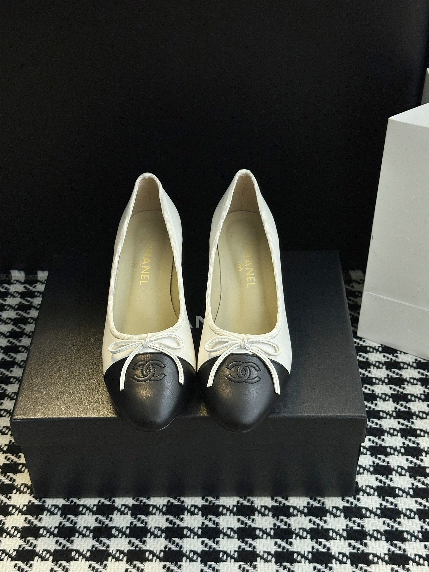 NO:544903,25B bow Mary Jane The dreamy battle shoes with a rich sense of gold, the bow ribbon is like a delicate embellishment on a gift box, and you can be elegant and luminous all day long~White lace stockings + black A-line skirt, paired with Mary Jane instantly full of nobleness French lazy jeans + white shirt, light up the basic style with bow, simple and high-end Dating shoes, small black skirt + pearl necklace, shoes become the focus of the whole body, gentle to the foul, upper material is cowhide, inner material is sheepskin, large sole material is original leather sole [5CM heel height] Optional size 35-40 (34.40.41 custom made without return or exchange), Mary Jane, mary jane, skirts, jeans, shirts, necklace, cowhide, sheepskin1986090925B蝴蝶结玛丽珍 千金感爆棚的梦幻战鞋蝴蝶结丝带像是礼物盒上的精致点缀,走一整天也能优雅到发光～白色蕾丝袜+黑色A字裙,配上玛丽珍瞬间贵气值拉满 法式慵懒感牛仔裤+白衬衫,用蝴蝶结点亮基础款,简单又高级 约会战鞋小黑裙+珍珠项链,鞋子成了全身焦点,温柔到犯规 鞋面材质牛皮面 内里材质羊皮 大底材质原版真皮底【5CM跟高】 可选码数35-40（34.40.41定做不退换）,玛丽珍,mary jane,skirts,jeans,shirts,necklace,cowhide,sheepskin,Women's Shoes