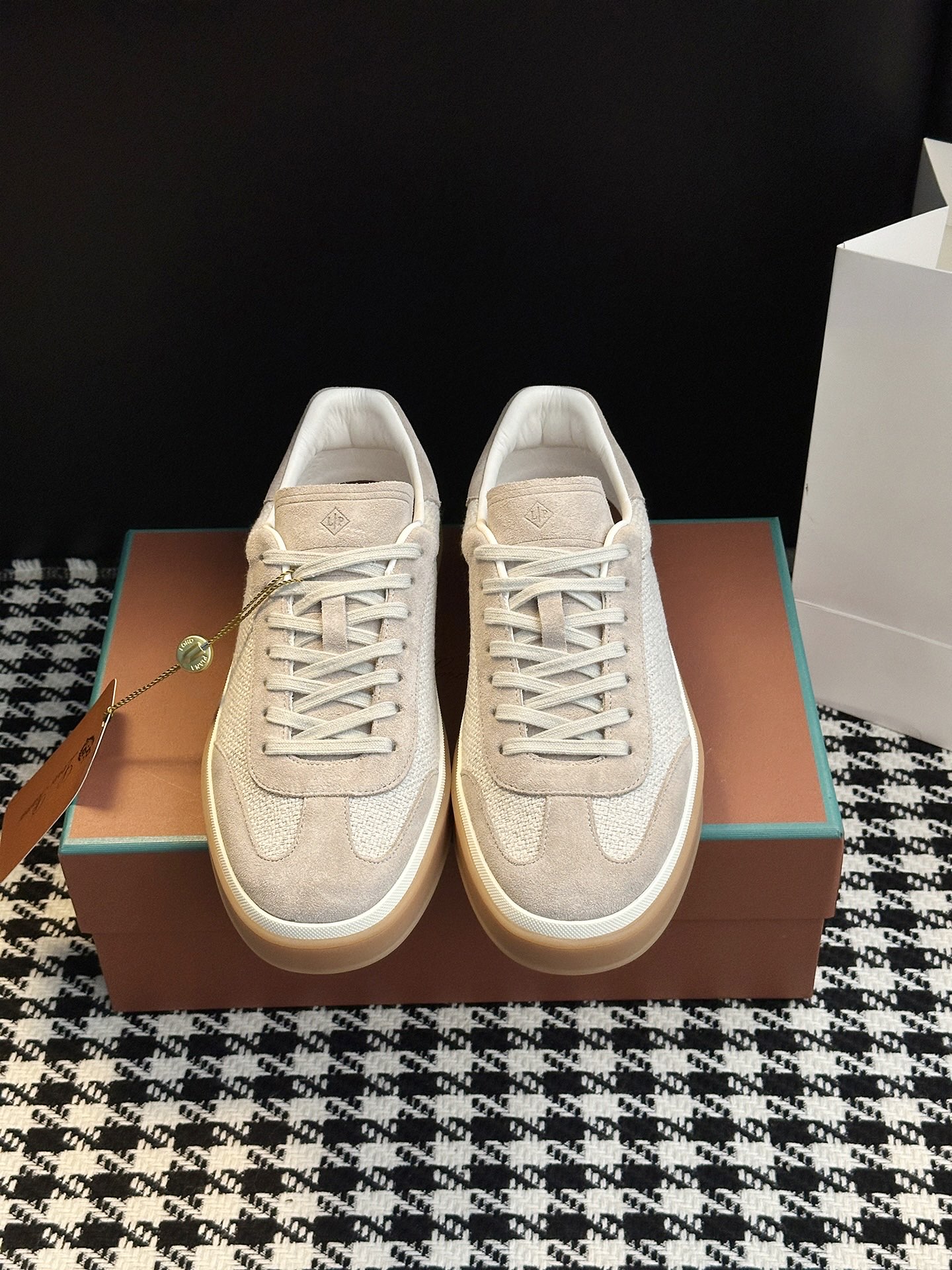 NO:562484,The new model of Noyo Panya De training shoes for men and women is easy to wear and versatile. It is unexpectedly good and I bought it decisively. The upper and sole are very soft. It is worth mentioning that it adopts a wide foot last design, and the front part narrows with the toes. It is comfortable and slim. It is no problem to wear it when I play tennis at home. It can be said that it is versatile for commuting to and from work. The upper material is cowhide + deerskin + denim. The inner material is sheepskin. The sole material is original raw rubber sole.  Choose sizes for women 35-40 (customized at 40) and men 39-45 (customized at 44.45) uniform, casual shoes/sports shoes, sneakers, cowhide, sheepskin19860909诺悠翩雅德训鞋男女新款 好穿、百搭没得话说,出乎意料的好,果断入手.鞋面和鞋底都非常柔软,值得一提的是采用宽脚楦的设计,前面部分随着脚趾收窄.做到又舒服又显脚瘦.回家打网球穿了下都没什么问题,可以说是上班通勤下班运动都百搭. 鞋面材质牛皮＋鹿皮+牛仔布 鞋里材质羊皮 鞋底材质原版生胶底 选购尺码女35-40（40定制）男39-45（44.45定制）统一,休闲鞋/运动鞋,sneakers,cowhide,sheepskin,Women's Shoes