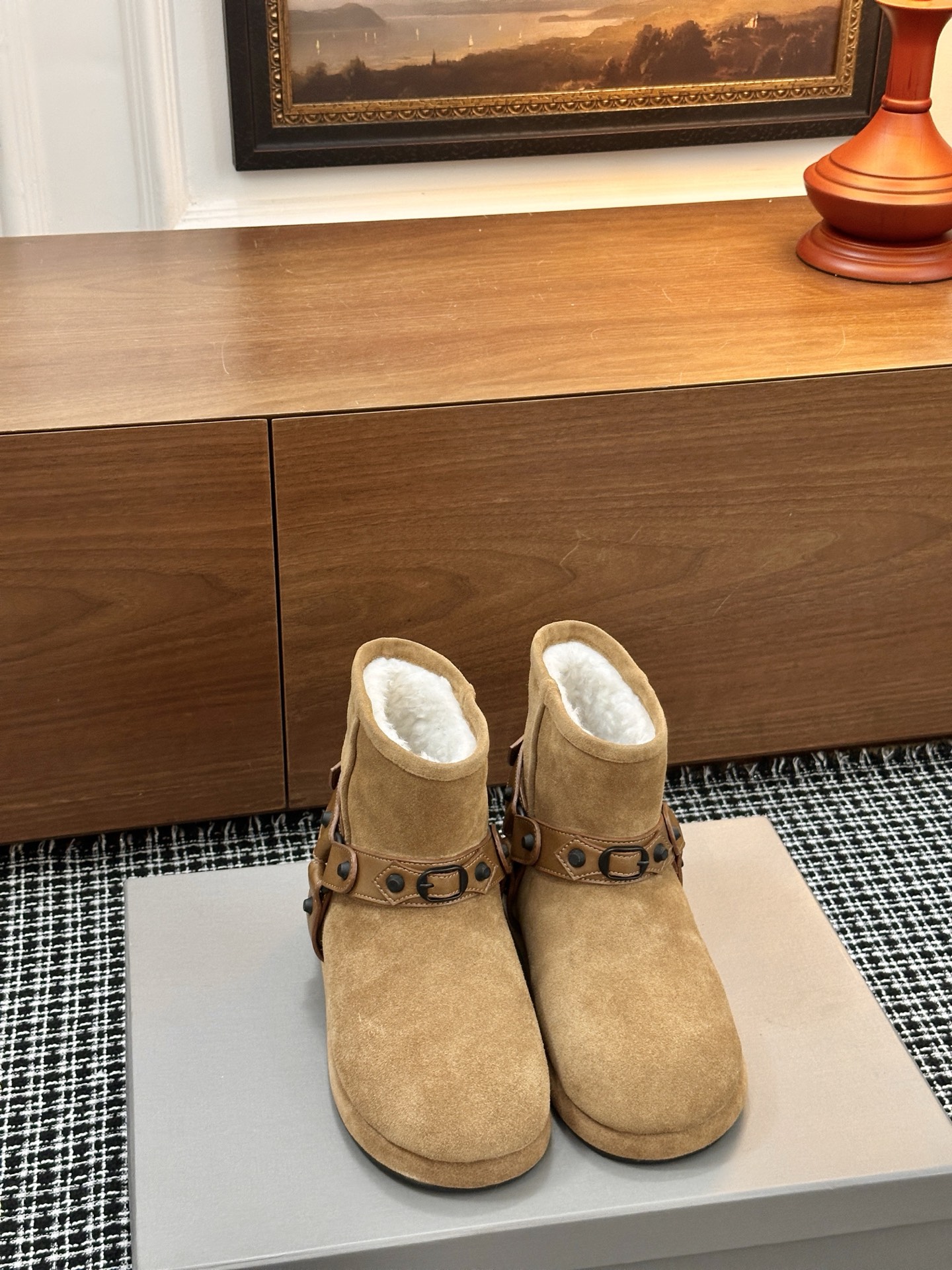 NO:562481,Balenciaga's new snow boots 25ss. The new model adds metal rivet elements. Super punk street style is so chic. INS hot style. The original model is purchased and made by hand-locking metal rivets. All materials are consistent with the original craftsmanship and full of texture. The upper material is original suede cowhide. The sole material is cowhide edging outsole. Optional sizes are 35-71. Original packaging, snow boots, balenciaga, boots, cowhide.19860909巴黎世家新款雪地靴 25ss 新款添加了金属铆钉元素超级朋克街头简直太别致了 INS爆款 原版购入开模全手工锁金属铆钉打造 所有的材质与工艺原版一致 质感满满 鞋面材质原版翻毛牛皮鞋底材质牛皮包边大底 可选码数35-71原版包装,雪地靴,balenciaga,boots,cowhide,Women's Shoes