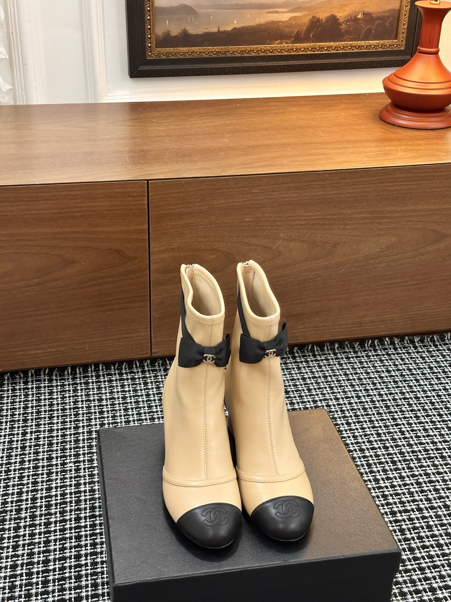 NO:562472,Autumn and winter 25 bow short boots are fashionable must-haves. Ms. Chanel loves simple and irresistible styles. The combination shows a unique dressing style. The free mix and match shines in place, keeping up with the fashionable steps of Grandma Chanel!  !  !  Zoom in on the exquisite details. Upper material: cashmere/cow leather. Lining material: sheepskin. Outsole material: original genuine leather sole [5CM]. Optional code number: 35-40 (40.41.42 customized, non-refundable), boots, chanel, boots, cowhide, sheepskin19860909秋冬25蝴蝶结短靴 时髦精必备,香奈儿女士钟爱简约又难以抗拒系,搭配展现与众不同的穿搭风格、自由混搭闪耀到位,跟紧香奶奶时尚步伐！！！精致细节放大看 鞋面材质羊绒面/牛皮面 内里材质羊皮 大底材质原版真皮底【5CM】 可选码数35-40（40.41.42定做不退换）,靴子,chanel,boots,cowhide,sheepskin,Women's Shoes