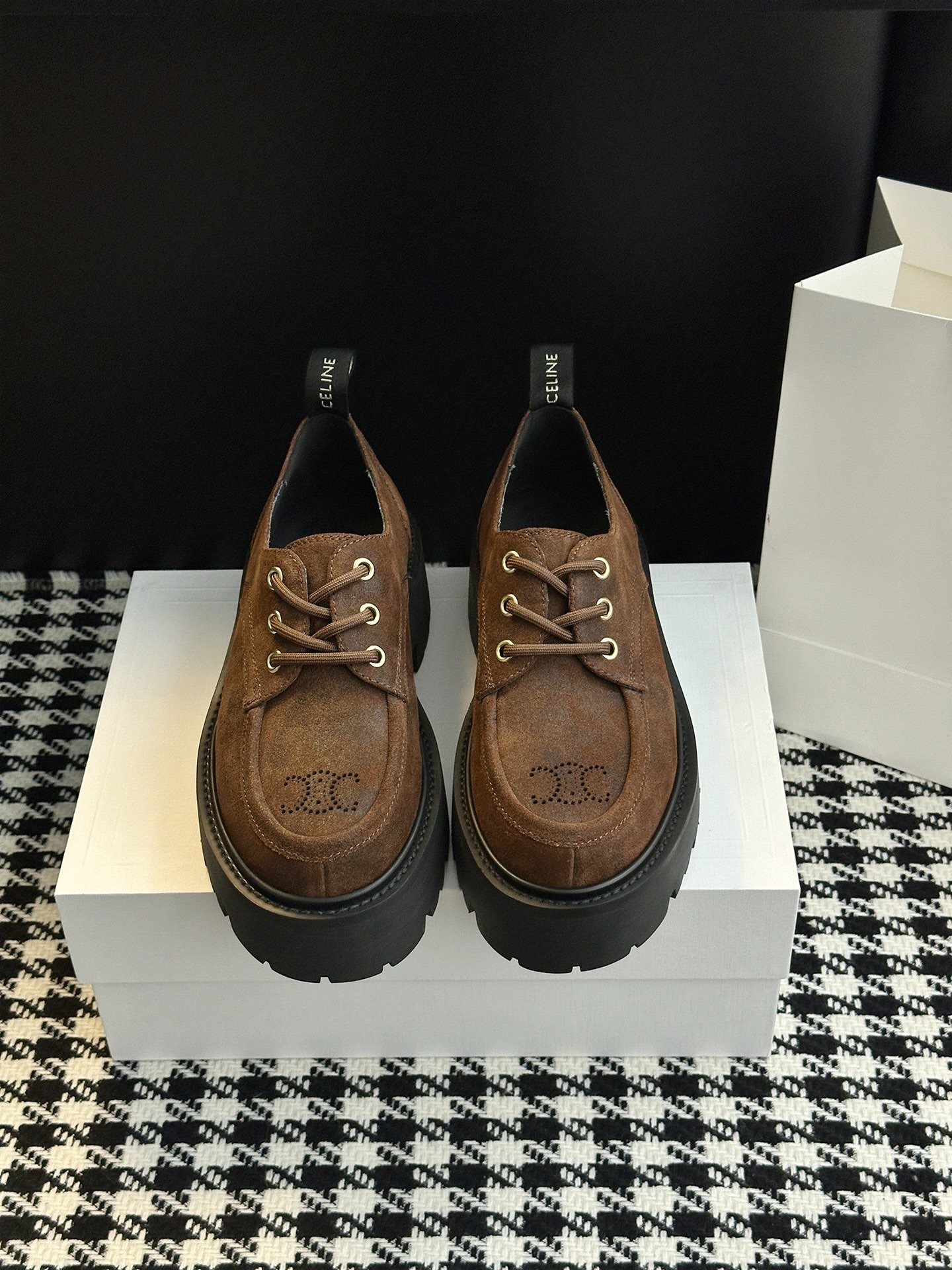 NO:562495,[New Derby Shoes] There is no pressure in and out of the counter, heavy-duty version, refuse to look at fake low-quality goods. Original last type, debugged N times, this shoe is absolutely Vintage retro style. The upper material is imported cowhide. The shoe is made of calfskin. The sole material is genuine leather midsole, original rubber sole. Shoe size 35-40 (40 customization is not returnable), loafers, loafers, cowhide19860909【新款德比鞋】 进出专柜无压力,重工版,拒绝一眼假low货 原版楦型,调试N次、这款上脚绝对Vintage复古风味十足 鞋面材质头层进口牛皮 鞋里材质小牛皮 鞋底材质真皮中底,原版橡胶底 鞋码35-40(40定做不退换),乐福鞋,loafers,cowhide,Women's Shoes