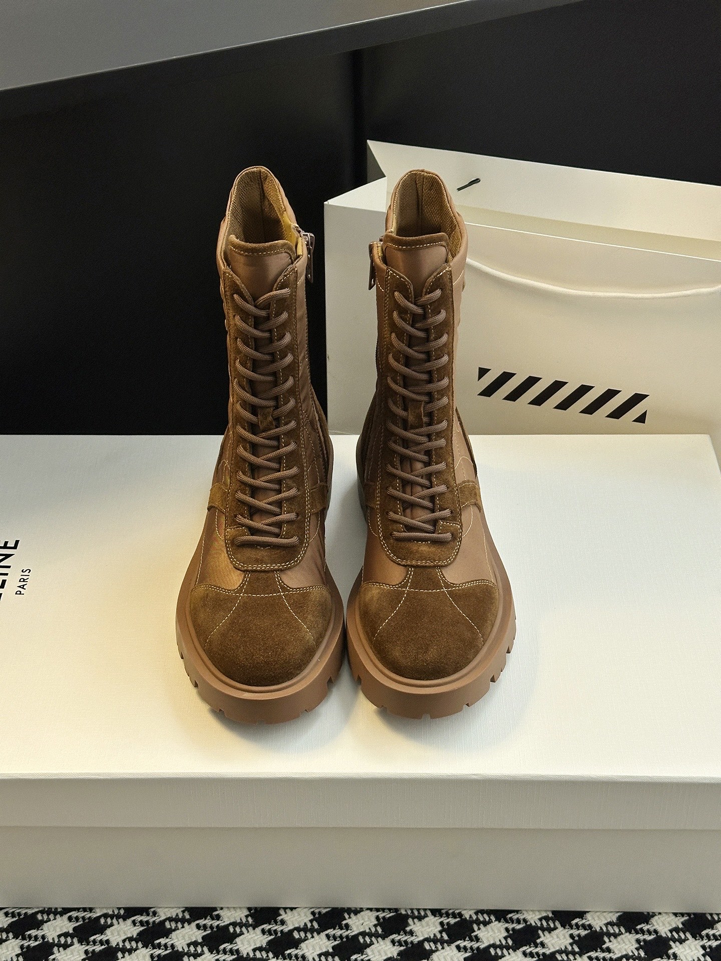 NO:562489,[] New product Celine lace-up Martin boots, no pressure in and out of the counter, heavy-duty version, refuse to look at fake low-quality goods. Original last type, adjusted N times, retro thick-soled mid-calf Martin boots. Celine has many good-looking styles this season. For example, this military boot is very motorcycle style and emphasizes the design of the boot. It does not choose the leg shape at all. The top of the foot can make the legs longer in seconds. It is super slim and versatile!  Absolutely unique. Upper material is suede cowhide/original eco-friendly down cloth. Shoe lining material is sheepskin. Sole material is rubber combination sole. Shoe size 35-40 (40 is custom-made and non-refundable). Full package, boots, boots, down jacket, cowhide, sheepskin.19860909【】新品思琳系带马丁靴 进出专柜无压力,重工版,拒绝一眼假low货 原版楦型,调试N次、复古厚底中筒马丁靴 塞琳这一季好看的款式真的是很多,比如这款军靴就很机车风重点夸夸靴筒设计 完全不挑腿型 上脚秒变大长腿,超级显瘦又百搭！简直绝绝子 鞋面材质绒面牛皮/原版环保羽绒布 鞋里材质羊皮 鞋底材质橡胶组合底 鞋码35-40(40定做不退换)全套包装,靴子,boots,down jacket,cowhide,sheepskin,Women's Shoes