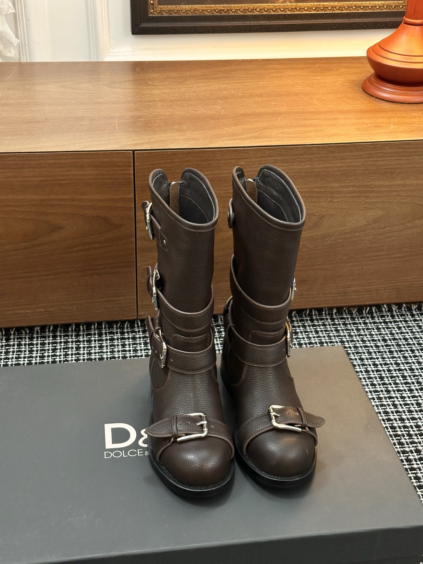 NO:562492,& Autumn and winter new boots Cavalier boots 10 inches. All major luxury brands have begun to play with the retro style this year. They are also the trend vane. They mainly reflect the urban modern style of modern women. They are neat, sassy and capable. The new style. The whole pair of boots looks very textured and advanced. Girls who like boots are worth buying. The material of the upper is cowhide. The material of the shoe is sheepskin. The material of the sole is original molded leather sole (3.5CM).  Choose shoe sizes for women 35-42 (women 40.41.42 non-refundable), boots, cowhide, sheepskin19860909&秋冬新款靴子骑士靴10寸 各大奢侈品牌今年都开始玩起了复古风也是潮流风向标主要体现现代女性的都市摩登风利落 飒爽 干练新风貌整双靴看上去非常有质感且高级喜欢靴子的小姐姐非常值得入手 鞋面材质头层牛皮 鞋里材质羊皮 鞋底材质原版开模真皮底（3.5CM） 鞋码选购女35-42（女40.41.42不退换）,靴子,boots,cowhide,sheepskin,Women's Shoes