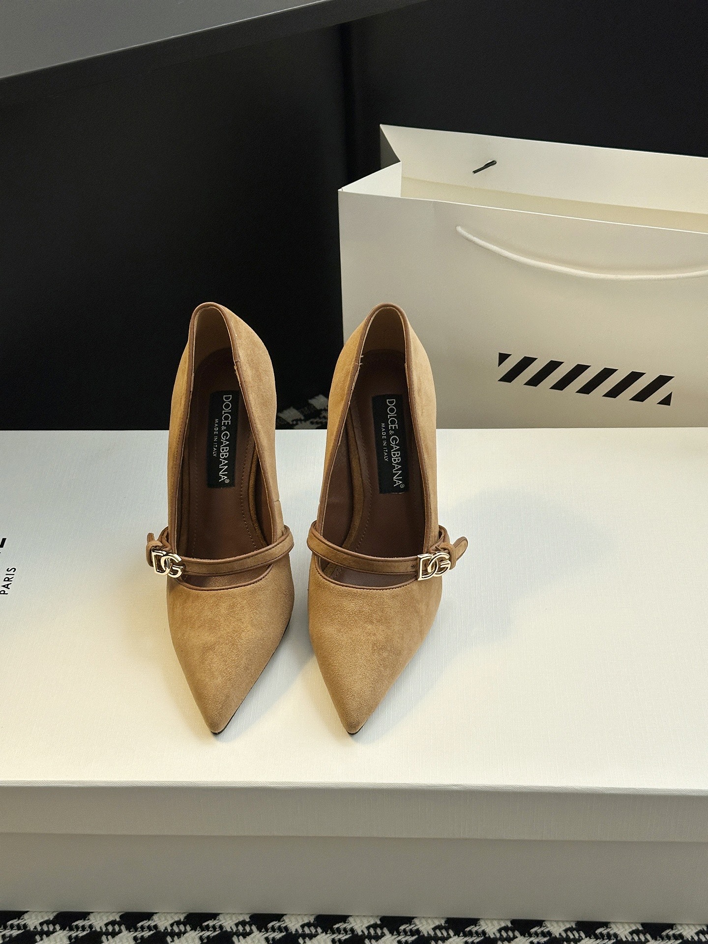 NO:562486,[& Dolce & Gabbana pointed-toe high-heeled shoes] & The Italian romantic aesthetics of Dolce & Gabbana's silk sandal series collide with the classic and modern lines, with a visible sense of luxury, which is directly reflected in the Dolce & Gabbana show. Dolce & Gabbana's design always combines classicism and modern style and is creative and romantic. Baroque style Baroque court style Italian aesthetics The beautiful legend of Sicily Fabric material First-layer cowhide/cow suede Lining material Sheepskin Outsole material Original genuine leather outsole  Heel height [6.5CM 10CM] Picture heel height 10CM, optional sizes 35-42 (40.41.42 customized, non-refundable), high heels, Dolce&Gabbana, sandals, high heels, cowhide, sheepskin, real silk, Leather soles19860909【& 杜嘉班纳尖头高跟鞋】 &古典与现代碰撞出的意式浪漫美学杜嘉班纳真丝系列凉鞋线条,看得到的高级感, 杜嘉班纳秀场直击,杜嘉班纳的设计总是结合古典主义与现代风格并具备创意、浪漫 巴洛克风格 巴洛克宫廷风 意式美学西西里美丽的传说 面料材质头层牛皮/牛反绒 内里材质羊皮 大底材质原版真皮大底 跟高【6.5CM 10CM】图片跟高10CM 可选码数35-42（40.41.42定制不退换）,高跟鞋单鞋,Dolce&Gabbana,sandals,high heels,cowhide,sheepskin,real silk,Leather soles,Women's Shoes