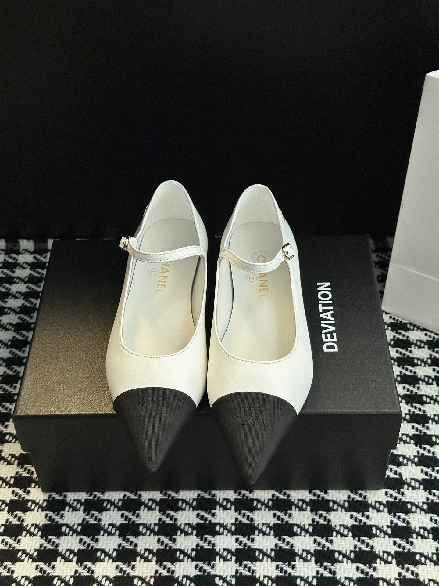 NO:562474,Small fragrant pointed toe Mary Jane shoes engrave elegance into the DNA. The black and white color scheme is classic and timeless. The iconic double C element on the toe is low-key and luxurious. Exquisite, smart and playful. The texture of the woven upper is full of French romance. Easily fashionable. The upper material is original custom-made sheepskin fabric. The lining material is sheepskin. The sole material is original open-molded leather sole. Shoe size selection for women is 35-39 (40.41.42 customization is not returnable). Mary Jane, mary  jane,sheepskin19860909小香尖头玛丽珍单鞋 将优雅刻进DNA 黑白配色经典永恒 鞋头标志性双C元素低调奢华 精致灵动俏皮 编织鞋面质感拉满 每一步都踏出法式浪漫 轻松拿捏时尚 鞋面材质原版定制羊皮面料 鞋里材质羊皮 鞋底材质原版开模真皮底 鞋码选购女35-39 (40.41.42定制不退换),玛丽珍,mary jane,sheepskin,Women's Shoes