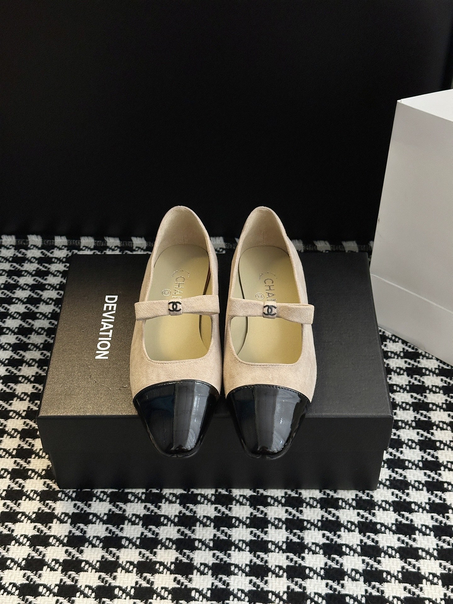 NO:562477,25B Bow Mary Jane. The gold-rich dream sneakers with bow ribbons are like exquisite embellishments on gift boxes. They can be so elegant that they shine even after walking all day ~ White lace socks + black A-line skirt, paired with Mary Jane, instantly make you look extravagant. French lazy jeans + white shirt, use bow to brighten the basic style, simple and advanced. Dating sneakers with little black dress + pearl necklace, the shoes become the focus of the whole body, soft to the point of fouling. Upper material: cashmere/cowhide  Lining material sheepskin, outsole material original leather bottom, optional size 35-40 (34.40.41 customized, non-returnable) cowhide surface +10, mary jane, mary jane, skirts, jeans, shirts, necklace, cowhide, sheepskin1986090925B蝴蝶结玛丽珍 千金感爆棚的梦幻战鞋蝴蝶结丝带像是礼物盒上的精致点缀,走一整天也能优雅到发光～白色蕾丝袜+黑色A字裙,配上玛丽珍瞬间贵气值拉满 法式慵懒感牛仔裤+白衬衫,用蝴蝶结点亮基础款,简单又高级 约会战鞋小黑裙+珍珠项链,鞋子成了全身焦点,温柔到犯规 鞋面材质羊绒面/牛皮面 内里材质羊皮 大底材质原版真皮底 可选码数35-40（34.40.41定做不退换）牛皮面＋10,玛丽珍,mary jane,skirts,jeans,shirts,necklace,cowhide,sheepskin,Women's Shoes