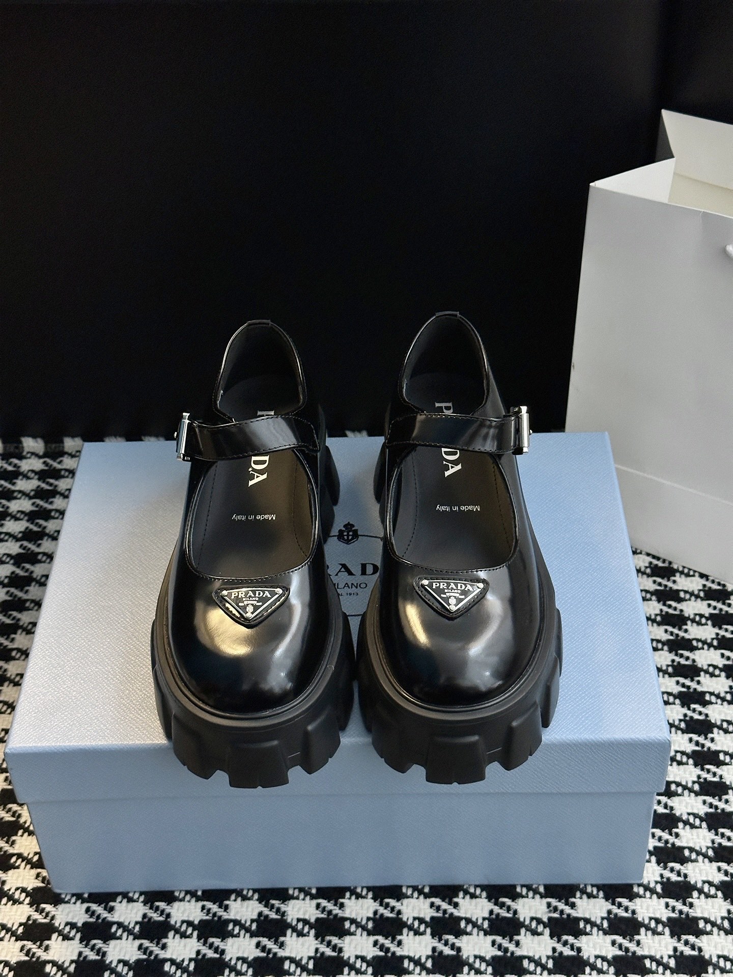 NO:562497,New Mary Jane loafers. Loaf shoes with 5.5cm heel are out new. They are made of more textured open-edge beaded cowhide. The soles are heightened but the weight is kept very light. So versatile!  It can be salty or sweet. Wearing all kinds of small skirts and shorts with socks is great~ Upper material: open-edge beaded cowhide/first-layer cowhide Shoe material: cowhide Sole material: original rubber combination sole (5.5CM) Shoe size selection: women's 35-40 (40 customized), loafers, mary jane, skirts, shorts, cowhide, socks19860909新品玛丽珍乐福鞋 鞋跟5.5cm乐福出新款啦,采用了更有质感的开边珠牛皮,加高了鞋底却保持极轻的重量.太百搭了！可盐可甜 穿各种小裙子小短裤再配个袜子很绝~ 鞋面材质:开边珠牛皮/头层牛皮 鞋里材质:牛皮 鞋底材质:原版橡胶组合底（5.5CM） 鞋码选购:女款35-40(40定制）,乐福鞋,loafers,mary jane,skirts,shorts,cowhide,socks,Women's Shoes