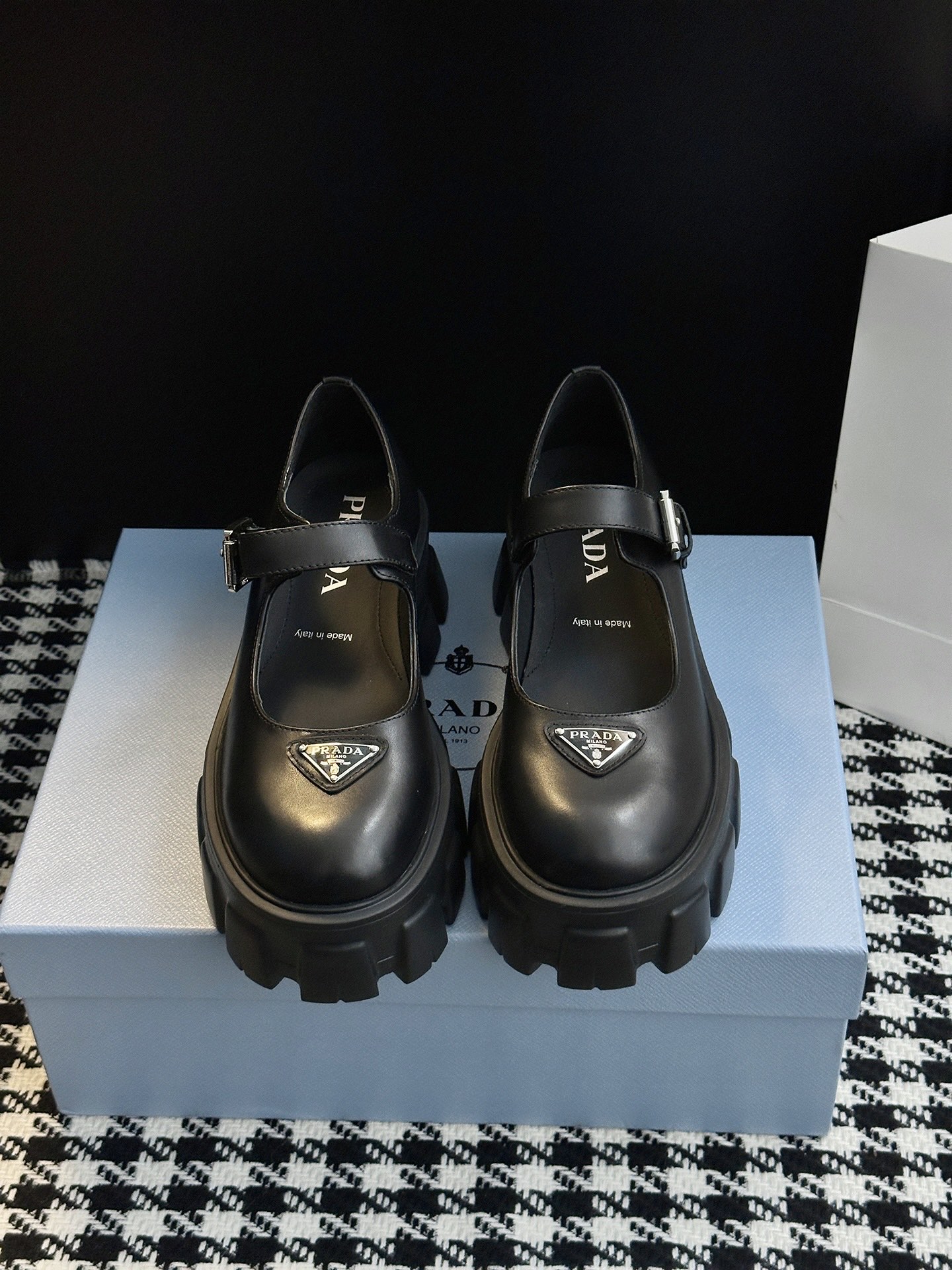 NO:562471,New Mary Jane loafers. Loaf shoes with 5.5cm heel are out new. They are made of more textured open-edge beaded cowhide. The soles are heightened but the weight is kept very light. So versatile!  It can be salty or sweet. Wearing all kinds of small skirts and shorts with socks is great ~ Upper material: open edge beaded cowhide Shoe material: cowhide Sole material: original rubber combination sole (5.5CM) Shoe size selection: women's 35-40 (40 customized), loafers, loafers, mary jane, skirts, shorts, cowhide, socks19860909新品玛丽珍乐福鞋 鞋跟5.5cm乐福出新款啦,采用了更有质感的开边珠牛皮,加高了鞋底却保持极轻的重量.太百搭了！可盐可甜 穿各种小裙子小短裤再配个袜子很绝~ 鞋面材质:开边珠牛皮 鞋里材质:牛皮 鞋底材质:原版橡胶组合底（5.5CM） 鞋码选购:女款35-40(40定制）,乐福鞋,loafers,mary jane,skirts,shorts,cowhide,socks,Women's Shoes