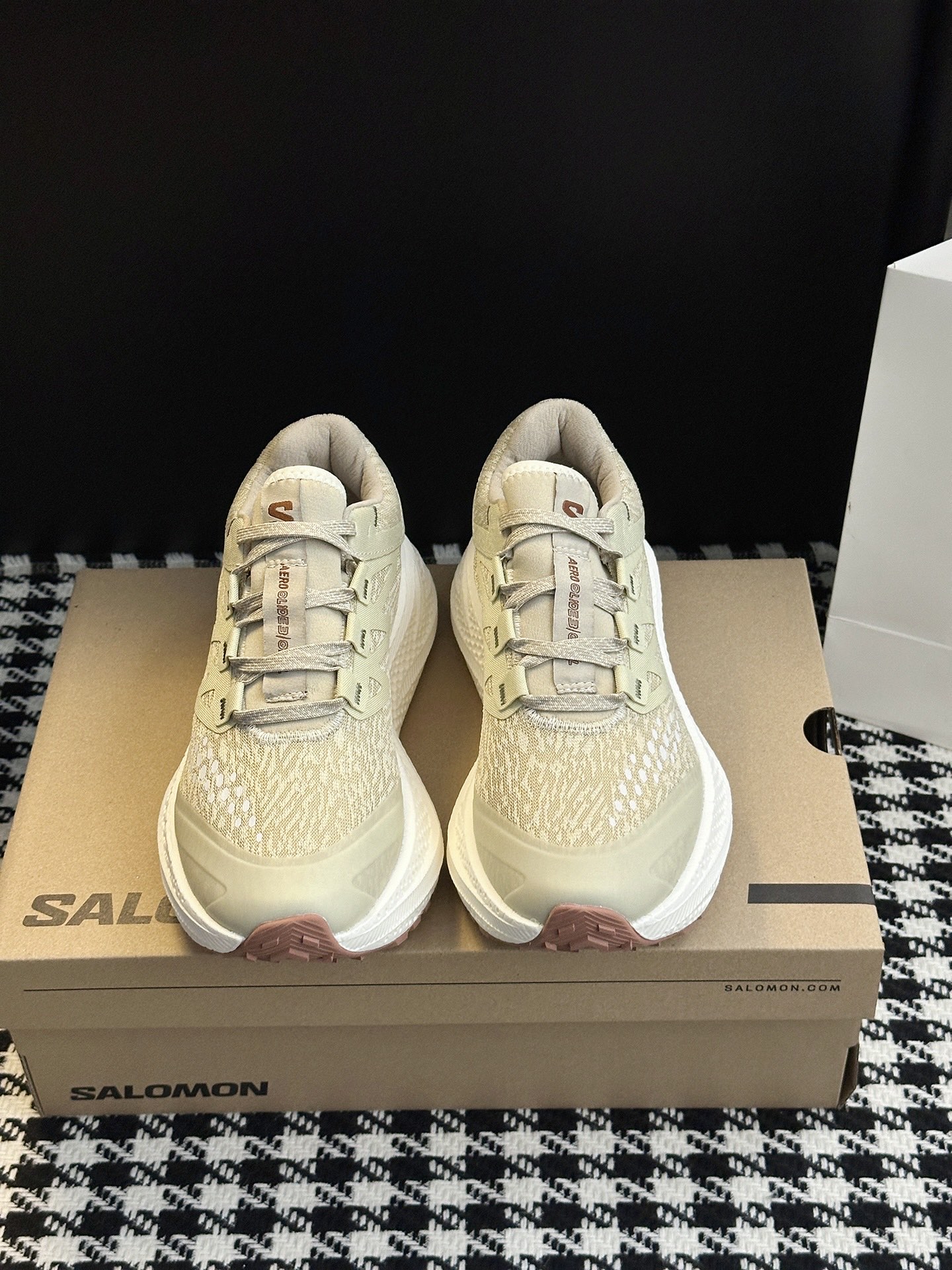 NO:562488,The third-generation sports running shoe for men and women. A variety of upper materials construct rich upper layers, adding a modern and modern feel to the shoe. The unique wavy design of the shoe outlines the flowing lines of the shoe body, and combined with the iconic quick lacing system ensures a comfortable and wrapped feeling throughout the shoe. Focusing on its aerodynamic appearance, the iconic white and cream colors bring urban style. Highlighting the textured details, the iconic sports shoe is refined into a new urban classic. Upper material GRVL version woven  The inner material is mesh, the outsole material is original popcorn foam bottom, the available sizes are 35-40 for women and 40-45 for men (40 for women and 45 for men are customized and non-returnable), casual shoes/sports shoes, sneakers19860909男女同款第三代运动跑鞋 多种鞋面材质,构造了丰富的鞋面层次,为鞋款增添摩登现代感. 鞋款独特的波浪形设计勾勒出鞋身的流动感线条,并结合标志性的快速系带系统,保障全鞋舒适包裹感,专注于其空气动力学的外观上,标志性白色与奶油色带来都市风格.突出富质感的细节,标志性运动鞋被提炼为新的都市经典 鞋面材质GRVL版本编织 内里材质网布 大底材质原版爆米花发泡底 可选码数女35-40 男40-45（女40男45定做不退换）,休闲鞋/运动鞋,sneakers,Women's Shoes