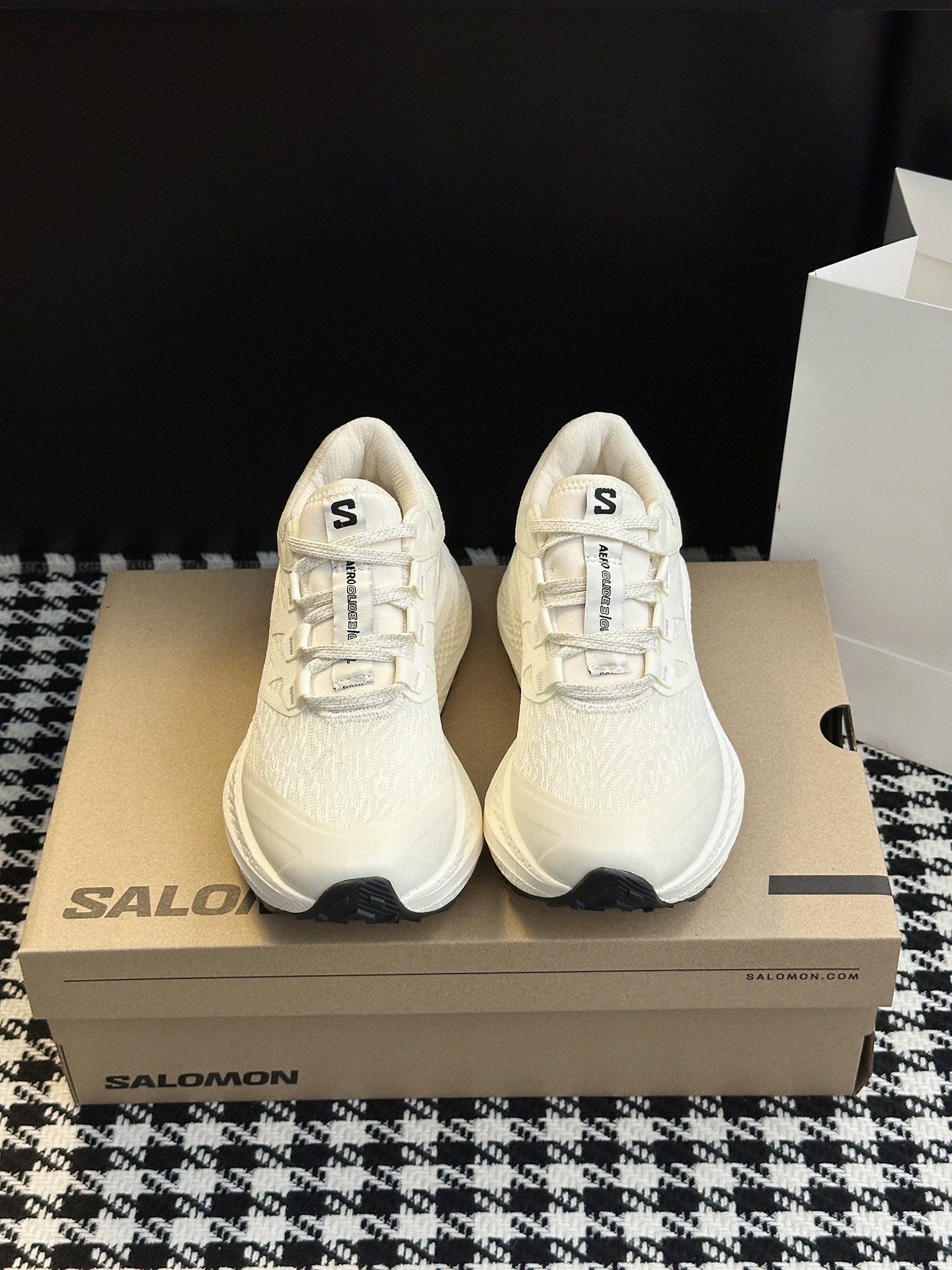 NO:562491,The third-generation sports running shoe for men and women. A variety of upper materials construct rich upper layers, adding a modern and modern feel to the shoe. The unique wavy design of the shoe outlines the flowing lines of the shoe body, and combined with the iconic quick lacing system ensures a comfortable and wrapped feeling throughout the shoe. Focusing on its aerodynamic appearance, the iconic white and cream colors bring urban style. Highlighting the textured details, the iconic sports shoe is refined into a new urban classic. Upper material GRVL version woven  The inner material is mesh, the outsole material is original popcorn foam bottom, optional sizes are 35-40 for women and 40-45 for men (40 for women and 45 for men, customized and non-returnable) (with airplane case), casual shoes/sports shoes, sneakers19860909男女同款第三代运动跑鞋 多种鞋面材质,构造了丰富的鞋面层次,为鞋款增添摩登现代感. 鞋款独特的波浪形设计勾勒出鞋身的流动感线条,并结合标志性的快速系带系统,保障全鞋舒适包裹感,专注于其空气动力学的外观上,标志性白色与奶油色带来都市风格.突出富质感的细节,标志性运动鞋被提炼为新的都市经典 鞋面材质GRVL版本编织 内里材质网布 大底材质原版爆米花发泡底 可选码数女35-40 男40-45（女40男45定做不退换）（配飞机盒）,休闲鞋/运动鞋,sneakers,Women's Shoes