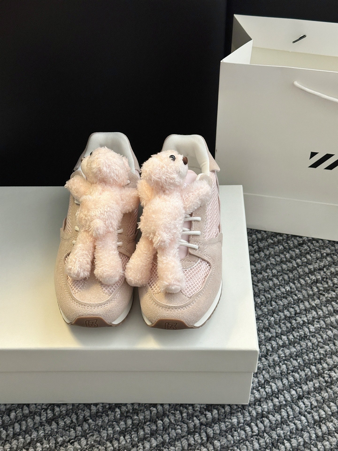 NO:562494,Panda casual shoes. Minimalist design with the iconic doll bear. Super fashionable thick shoelaces that echo the bear. Very healing color scheme. Thick but lightweight, the bear is removable. Upper material is original customized cashmere + bear pendant. Lining material is mesh. Outsole material is original foam combination sole. Available sizes are women's 35-40 (women's 40 is custom-made and cannot be returned or exchanged), casual shoes/sports shoes, sneakers19860909熊猫休闲鞋 极简的设计加上标志性的玩偶小熊超级时尚粗鞋带与小熊互相呼应非常治愈的配色 厚但蛋轻便,小熊可拆卸 鞋面材质原版定制羊绒+小熊挂件 内里材质网布 大底材质原版发泡组合底 可选码数女35-40（女40定做不退换）,休闲鞋/运动鞋,sneakers,Women's Shoes