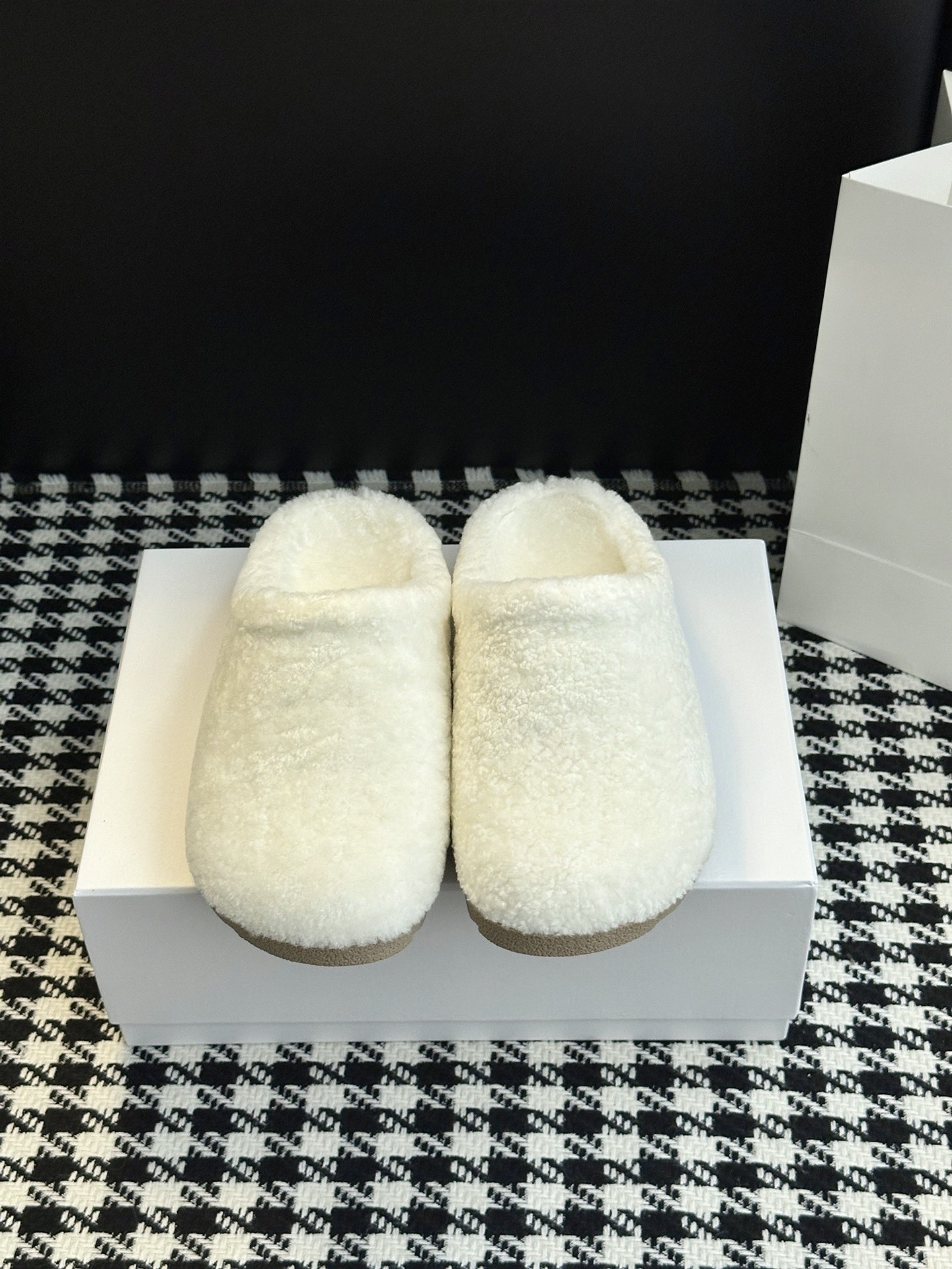 NO:562485,Niche wool slippers create classic shoes that are comfortable and textured. The original model is modeled one to one, with an elegant shape and a waist line that has been adjusted thousands of times, which is unique and classic. The round toe box particularly shows the slim legs. The upper material is suede cowhide. The lining material is A-grade wool. The outsole material is original foam bottom. Available sizes are 35-40 for women (40.41 for women, custom-made and non-refundable), semi-slippers, slippers, cowhide.19860909小众羊毛拖鞋 打造舒适而质感的经典鞋履.原版一比一开模,大气的造型与经千百次调整的腰位线条,独具经典. 圆圆的鞋头特别显腿细 鞋面材质绒面牛皮 内里材质A级羊毛 大底材质原版发泡底 可选码数女35-40（女40.41定做不退换）,半拖毛毛鞋,slippers,cowhide,Women's Shoes