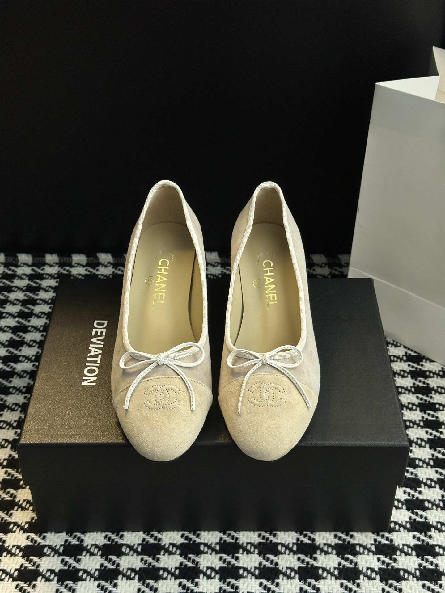 NO:668250,25B Bow Mary Jane. The gold-rich dream sneakers with bow ribbons are like exquisite embellishments on gift boxes. They can be so elegant that they shine even after walking all day ~ White lace socks + black A-line skirt, paired with Mary Jane, instantly make you look extravagant. French lazy jeans + white shirt, use bows to brighten up the basic style, simple and advanced. Dating sneakers with little black skirt + pearl necklace, the shoes become the focus of the whole body, soft to the point of foul. The upper material is cowhide and the inner material is sheepskin.  Outsole material original genuine leather sole [5CM heel height] Optional size 35-40 (34.40.41 customization is not returnable), ballet shoes, mary jane, skirts, jeans, shirts, necklace, cowhide, sheepskin1986090925B蝴蝶结玛丽珍 千金感爆棚的梦幻战鞋蝴蝶结丝带像是礼物盒上的精致点缀,走一整天也能优雅到发光～白色蕾丝袜+黑色A字裙,配上玛丽珍瞬间贵气值拉满 法式慵懒感牛仔裤+白衬衫,用蝴蝶结点亮基础款,简单又高级 约会战鞋小黑裙+珍珠项链,鞋子成了全身焦点,温柔到犯规 鞋面材质牛皮面 内里材质羊皮 大底材质原版真皮底【5CM跟高】 可选码数35-40（34.40.41定做不退换）,芭蕾舞鞋,mary jane,skirts,jeans,shirts,necklace,cowhide,sheepskin,Women's Shoes