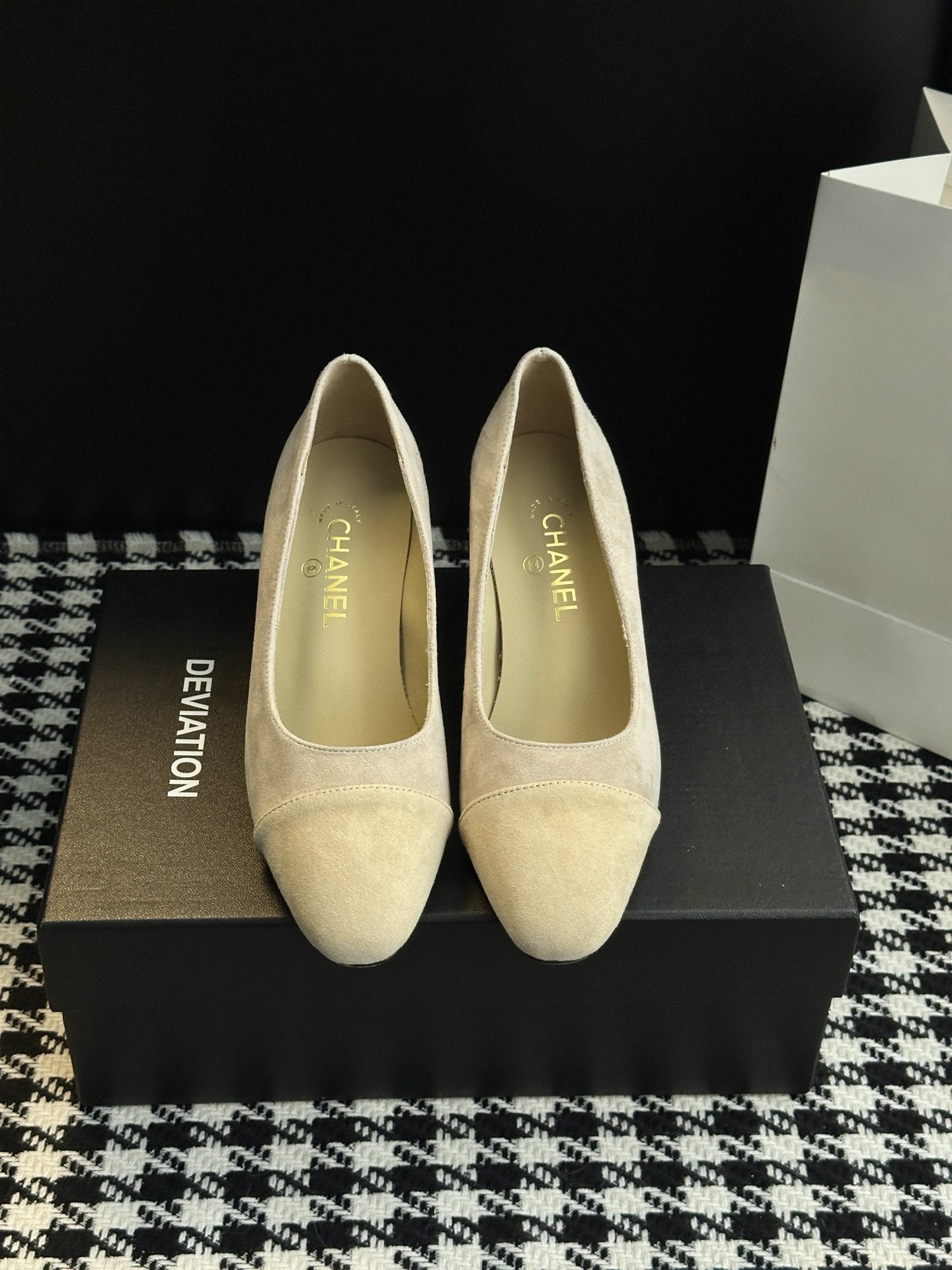 NO:668252,25 Mary Jane Shoes. The gold-rich fantasy sneakers with bow ribbons are like exquisite embellishments on gift boxes. They can be so elegant that they shine even after walking all day~ White lace socks + black A-line skirt, paired with Mary Jane, instantly make you look extravagant. French lazy jeans + white shirt, use a bow to light up the basic style, simple and advanced. Dating sneakers with a little black dress + pearl necklace, the shoes become the focus of the whole body, so gentle that they are foul. The upper material is suede cowhide and the lining material is sheepskin.  Outsole material original genuine leather sole [5CM heel height] Optional size 35-40 (34.40.41 customization is not returnable), ballet shoes, mary jane, skirts, jeans, shirts, necklace, cowhide, sheepskin1986090925玛丽珍单鞋 千金感爆棚的梦幻战鞋蝴蝶结丝带像是礼物盒上的精致点缀,走一整天也能优雅到发光～白色蕾丝袜+黑色A字裙,配上玛丽珍瞬间贵气值拉满 法式慵懒感牛仔裤+白衬衫,用蝴蝶结点亮基础款,简单又高级 约会战鞋小黑裙+珍珠项链,鞋子成了全身焦点,温柔到犯规 鞋面材质绒面牛皮 内里材质羊皮 大底材质原版真皮底【5CM跟高】 可选码数35-40（34.40.41定做不退换）,芭蕾舞鞋,mary jane,skirts,jeans,shirts,necklace,cowhide,sheepskin,Women's Shoes