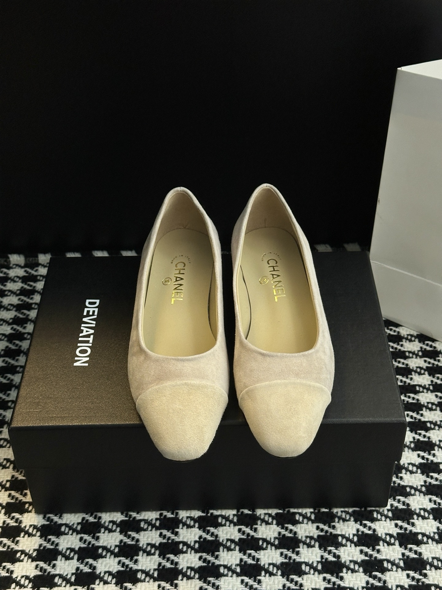 NO:668254,25 Mary Jane Shoes. The gold-rich fantasy sneakers with bow ribbons are like exquisite embellishments on gift boxes. They can be so elegant that they shine even after walking all day~ White lace socks + black A-line skirt, paired with Mary Jane, instantly make you look extravagant. French lazy jeans + white shirt, use a bow to light up the basic style, simple and advanced. Dating sneakers with a little black dress + pearl necklace, the shoes become the focus of the whole body, so gentle that they are foul. The upper material is suede cowhide and the lining material is sheepskin.  Outsole material original genuine leather sole, optional size 35-40 (34.40.41 customized, non-returnable), ballet shoes, mary jane, skirts, jeans, shirts, necklace, cowhide, sheepskin1986090925玛丽珍单鞋 千金感爆棚的梦幻战鞋蝴蝶结丝带像是礼物盒上的精致点缀,走一整天也能优雅到发光～白色蕾丝袜+黑色A字裙,配上玛丽珍瞬间贵气值拉满 法式慵懒感牛仔裤+白衬衫,用蝴蝶结点亮基础款,简单又高级 约会战鞋小黑裙+珍珠项链,鞋子成了全身焦点,温柔到犯规 鞋面材质绒面牛皮 内里材质羊皮 大底材质原版真皮底 可选码数35-40（34.40.41定做不退换）,芭蕾舞鞋,mary jane,skirts,jeans,shirts,necklace,cowhide,sheepskin,Women's Shoes