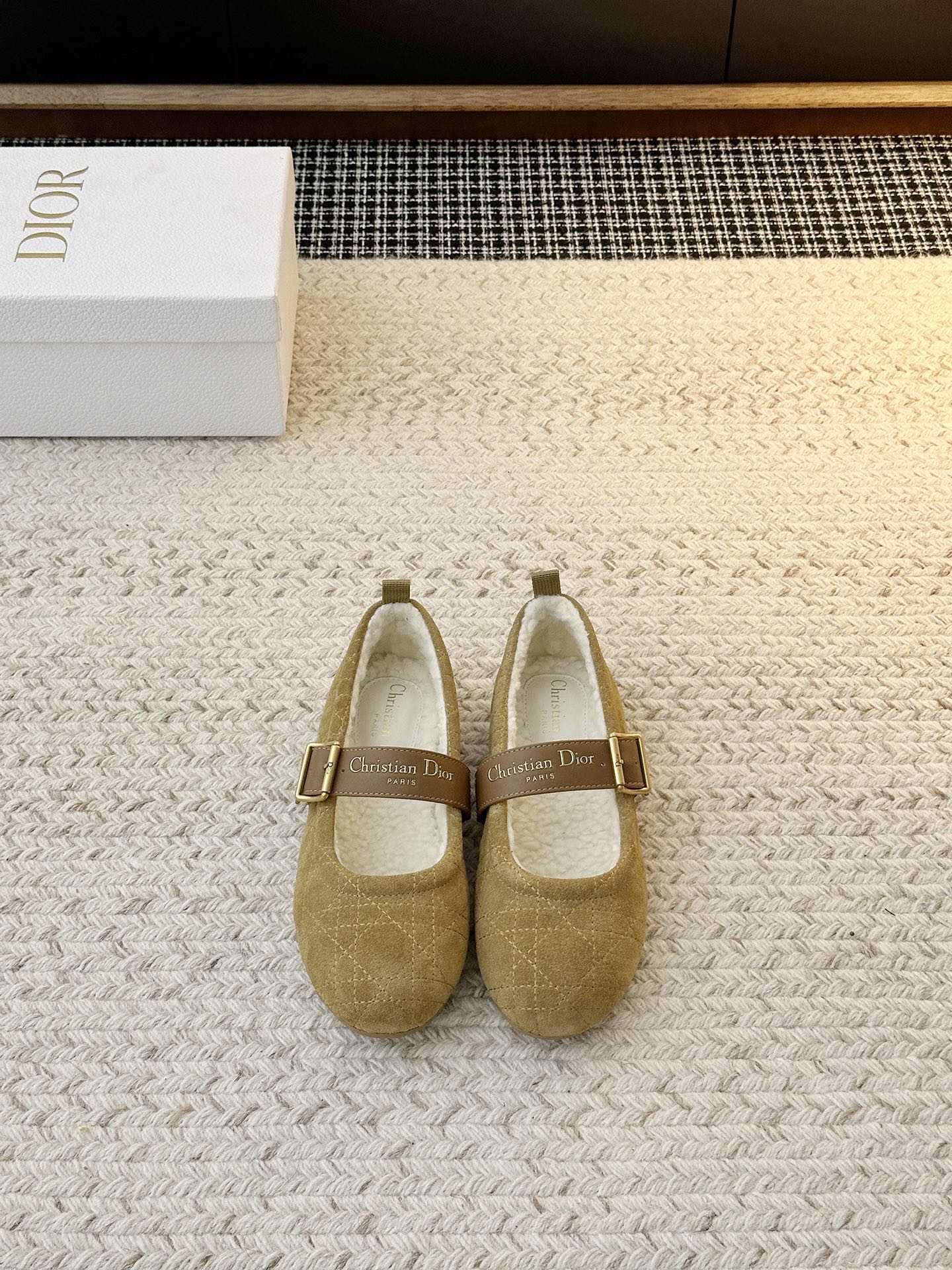 NO:668249,New diamond wool Mary Jane shoes 2025 loafers casual shoes single shoes autumn series new products reinterpret classic designs in elegant style. Soft cow leather upper with almond-shaped toe, upper decorated with gold finish metal Christian Dio*r  The Paris logo enhances style. It can be matched with various styles this season to make the elegant look more refined. Upper material is suede cowhide. Shoe lining material is sheepskin. One-piece sole material is original molded outsole. Shoe size is available for women. 35-41 [female 40.41 customization] factory first release, fur shoes, dior, loafers, mary jane, cowhide, sheepskin19860909新款菱格羊毛玛丽珍鞋2025乐福鞋休闲鞋单鞋秋季系列新品以高雅风格重新演绎经典设计.柔软牛皮革鞋面搭配杏仁形鞋头,鞋面饰以金色饰面金属Christian Dio*r Paris标志提升格调.可与本季的各式造型搭配,令优雅的造型更加精致.鞋面材质反绒牛皮鞋里材质羊皮毛一体鞋底材质原版开模大底鞋码选购女款35-41【女40.41定制】工厂首发,毛毛鞋,dior,loafers,mary jane,cowhide,sheepskin,Women's Shoes