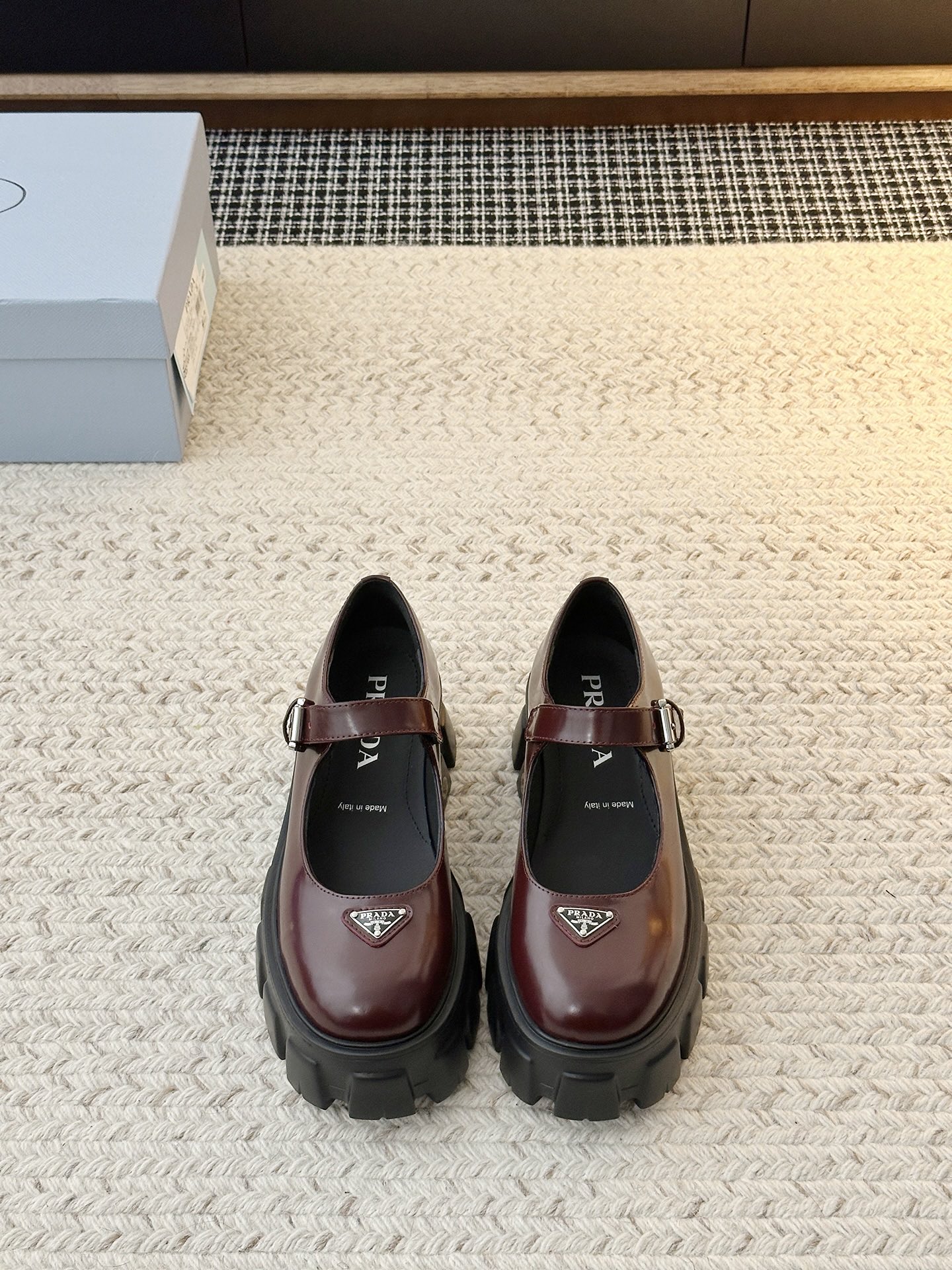 NO:668243,New Mary Jane loafers. Loaf shoes with 5.5cm heel are out new. They are made of more textured open-edge beaded cowhide. The soles are heightened but the weight is kept very light. So versatile!  It can be salty or sweet. Wearing all kinds of small skirts and shorts with socks is great~ Upper material: open edge beaded cowhide Shoe material: cowhide Sole material: original rubber combination sole (5.5CM) Shoe size selection: women's 35-40 (40 customized), Mary Jane, loafers, mary jane, skirts, shorts, cowhide, socks19860909新品玛丽珍乐福鞋 鞋跟5.5cm乐福出新款啦,采用了更有质感的开边珠牛皮,加高了鞋底却保持极轻的重量.太百搭了！可盐可甜 穿各种小裙子小短裤再配个袜子很绝~ 鞋面材质:开边珠牛皮 鞋里材质:牛皮 鞋底材质:原版橡胶组合底（5.5CM） 鞋码选购:女款35-40(40定制）,玛丽珍,loafers,mary jane,skirts,shorts,cowhide,socks,Women's Shoes