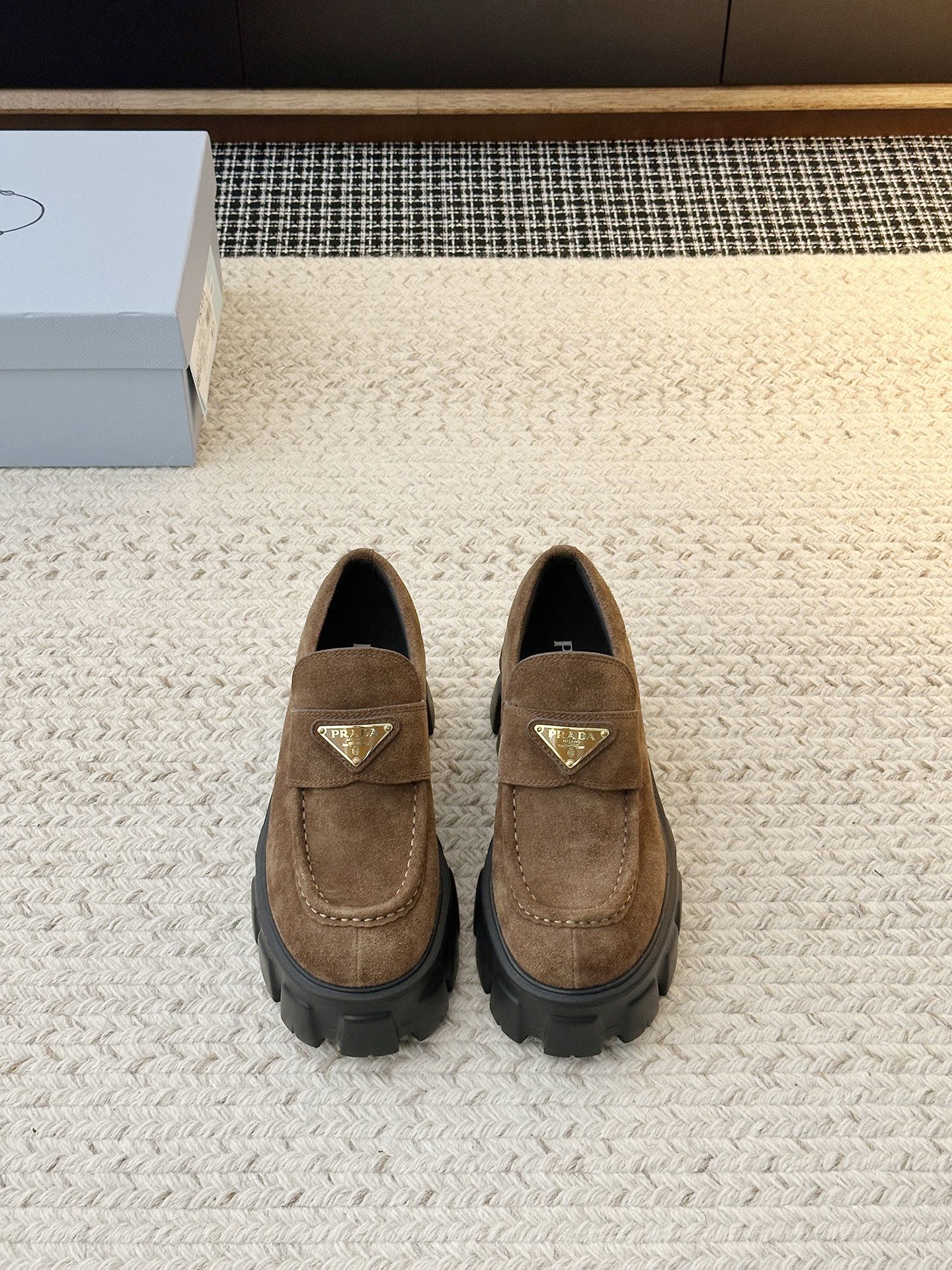 NO:668241,New thick-soled loafers. Loaf shoes with 5.5cm heel are out now. They are made of more textured pebbled cowhide. The soles are heightened but the weight is kept very light. They are so versatile!  It can be salty or sweet. Wearing all kinds of small skirts and shorts with socks is great~ Upper material: cow suede/open-edge beaded cowhide Shoe material: cowhide Sole material: original rubber combination sole (5.5CM) Shoe size selection: women's 35-40 (40 customized), loafers, loafers, skirts, shorts, cowhide, socks19860909新品厚底乐福鞋 鞋跟5.5cm乐福出新款啦,采用了更有质感的荔枝纹牛皮,加高了鞋底却保持极轻的重量.太百搭了！可盐可甜 穿各种小裙子小短裤再配个袜子很绝~ 鞋面材质:牛反绒/开边珠牛皮 鞋里材质:牛皮 鞋底材质:原版橡胶组合底（5.5CM） 鞋码选购:女款35-40(40定制）,乐福鞋,loafers,skirts,shorts,cowhide,socks,Women's Shoes