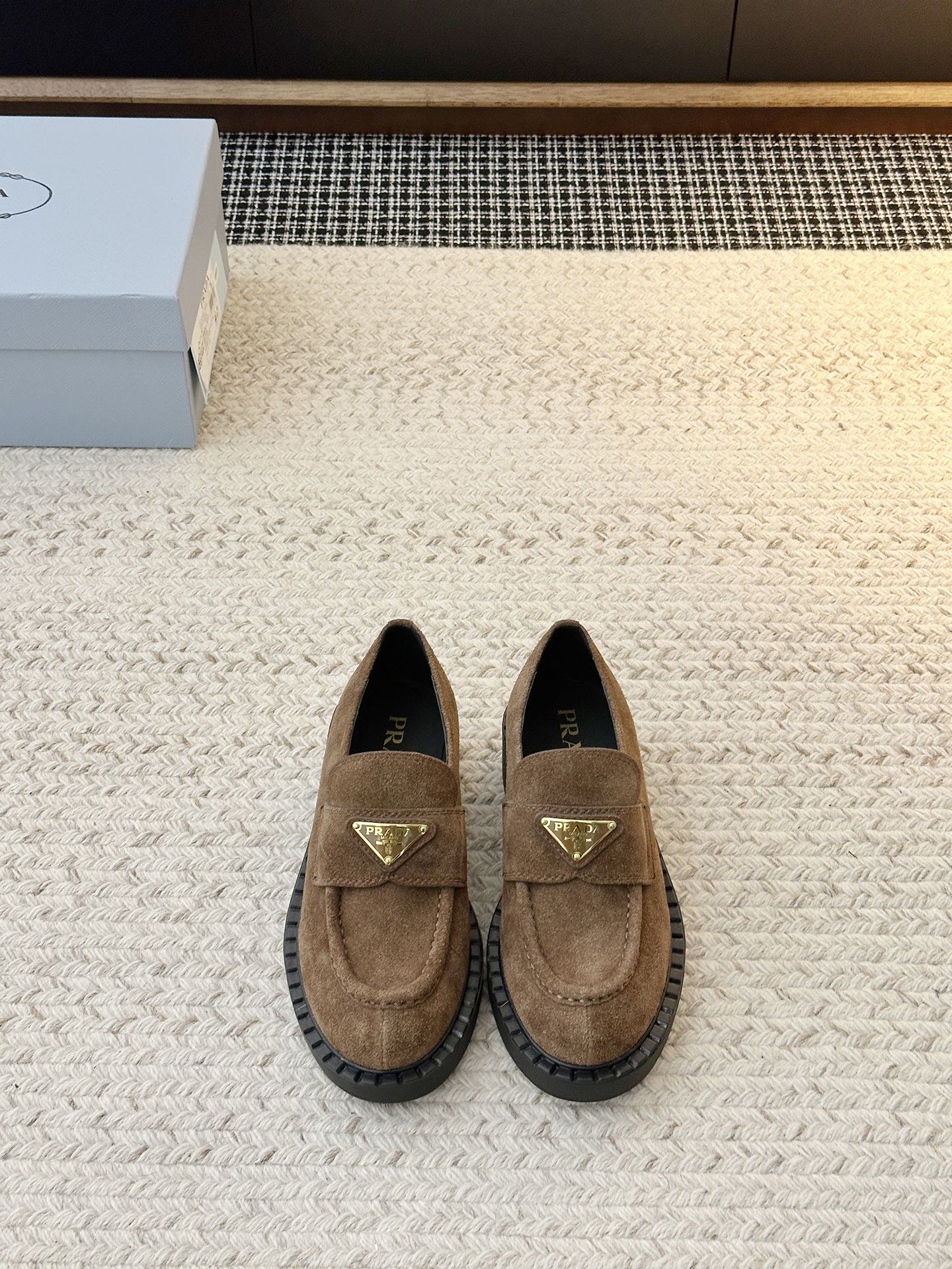 NO:668238,New thick-soled loafer shoes. Loaf shoes with 3.5cm heel have released a new style. They are made of more textured pebbled cowhide. The soles are heightened but the weight is kept very light. They are so versatile!  It can be salty or sweet. Wearing all kinds of small skirts and shorts with socks is great~ Upper material: cow suede/open-edge beaded cowhide Shoe material: cowhide Sole material: original rubber combination sole (3.5CM) Shoe size selection: women's 35-40 (40 customized), loafers, loafers, skirts, shorts, cowhide, socks19860909新品厚底乐福鞋 鞋跟3.5cm乐福出新款啦,采用了更有质感的荔枝纹牛皮,加高了鞋底却保持极轻的重量.太百搭了！可盐可甜 穿各种小裙子小短裤再配个袜子很绝~ 鞋面材质:牛反绒/开边珠牛皮 鞋里材质:牛皮 鞋底材质:原版橡胶组合底（3.5CM） 鞋码选购:女款35-40(40定制）,乐福鞋,loafers,skirts,shorts,cowhide,socks,Women's Shoes