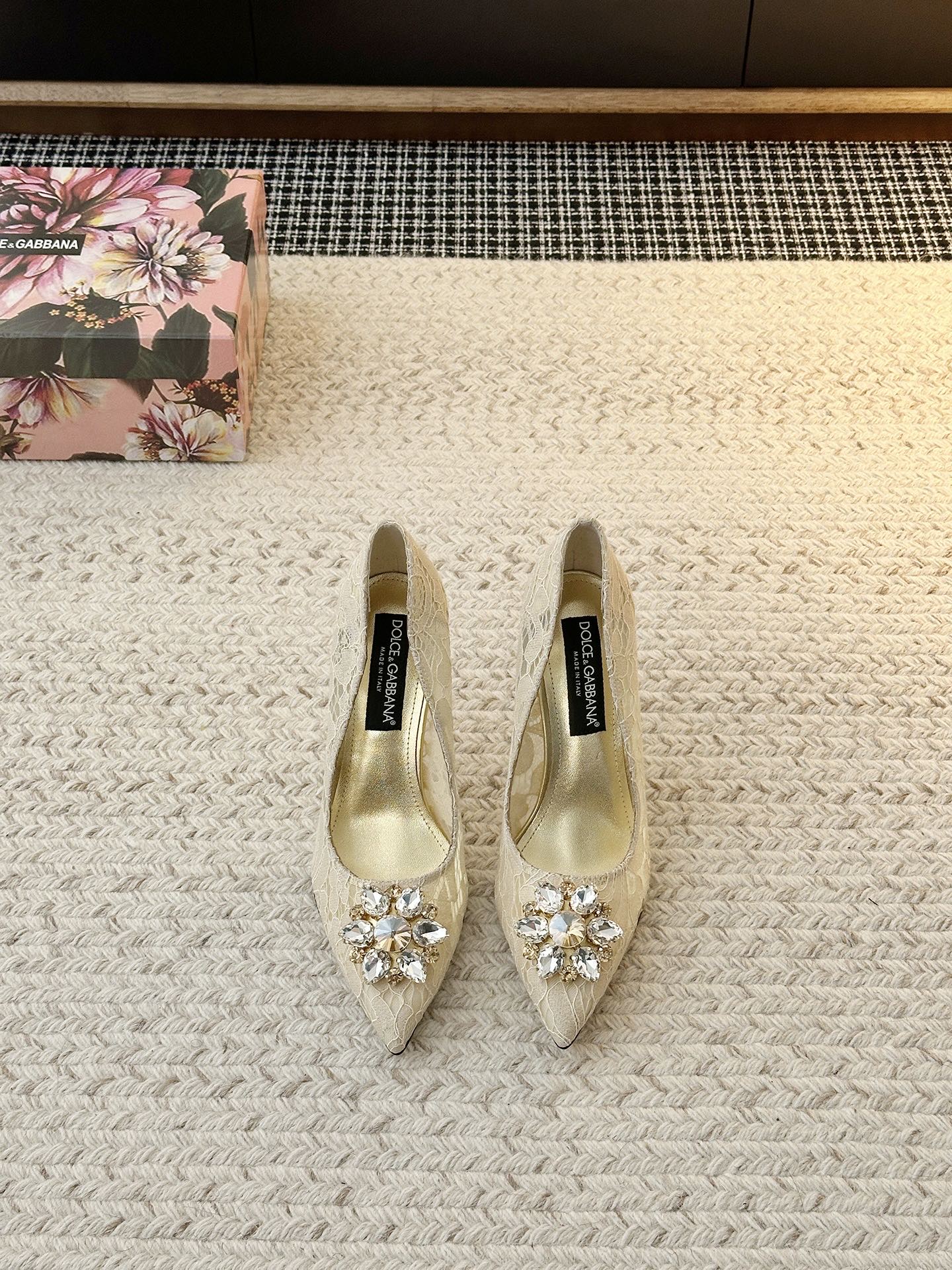 NO:679230,[& Lace and diamond high-heeled sandals 'Italian Romance'] When the tenderness of lace meets the flamboyance of diamonds, when the neatness of the pointed toe meets the sexyness of the back - this pair hides the romantic ambition of Sicily in every design detail. 'Lace' is a poetic footnote. Delicate lace is like a second layer of skin, lightly wrapping the foot shape. The elegant genes of Italian high-end are flowing in the texture, and there is a hazy luster when walking, which is implicit and sexy.  'Diamond jewelry' is a flamboyant highlight. The crystals and colorful gems on the toe are like 'solidified fireworks'. The hand-inlaid layers make every step sparkle with brilliance, directly filling the C-position aura of dinners and parties. The pointed toe cut 'turns into a right-angled shoulder in seconds' elongates the leg line, the back buckle design relieves the sense of restraint, and the stiletto heels accurately capture the rhythm of 'elegant swaying' - even the back says 'high-end'.  From the passion of rose, the coolness of black, to the nobility of platinum, the tenderness of nude pink... the multi-color adaption to different styles makes the heroine of the dinner party, and also the focus of the party with its own follow-up light. This pair of shoes is not only a single item, but also a love letter to women who have 'ambition and romance coexist' - when you wear them, you become a walking 'spokesperson of Italian aesthetics', writing your own gorgeous chapter with every step. The upper material is lace mesh  Shoe lining material: sheepskin; sole material: original molded genuine leather sole; choose heel height 6.5CM 10CM; choose shoe size 35-42 (40.41.42 non-refundable), high-heeled sandals, sandals, high heels, sheepskin19860909【& 蕾丝钻饰高跟凉鞋“意式浪漫”】 当蕾丝的温柔撞上钻饰的张扬,当尖头的利落邂逅后空的性感——这双&,把西西里的浪漫野心,藏进每一处设计细节里. 「蕾丝」是诗意的注脚 细腻蕾丝如第二层肌肤,轻盈包裹足型,纹理间流淌着意式高定的优雅基因,走动时泛起朦胧光泽,是含蓄的性感杀. 「钻饰」是张扬的高光 鞋头的水晶与彩宝宛如「凝固的烟火」,手工镶嵌的错落层次,让每一步都迸发璀璨,把晚宴、派对的C位气场直接拉满. 尖头剪裁「秒变直角肩」式拉长腿线,后空搭扣设计解放束缚感,细高跟精准拿捏「优雅摇曳」的节奏感——连背影都写着“高级”. 从玫红的热烈、黑色的冷艳,到白金的矜贵、裸粉的温柔……多色适配不同风格剧本是晚宴里的明艳女主,也是派对中自带追光灯的焦点存在. 这双鞋,不止是穿搭单品,更是&献给「野心与浪漫并存」的女性的情书——当你穿上它,便成了行走的「意式美学代言人」,每一步都在书写属于自己的华丽篇章. 鞋面材质蕾丝网面 鞋里材质羊皮 鞋底材质原版开模真皮底 跟高选择6.5CM 10CM 鞋码选购35-42（40.41.42不退换）,高跟鞋凉鞋,sandals,high heels,sheepskin,Women's Shoes