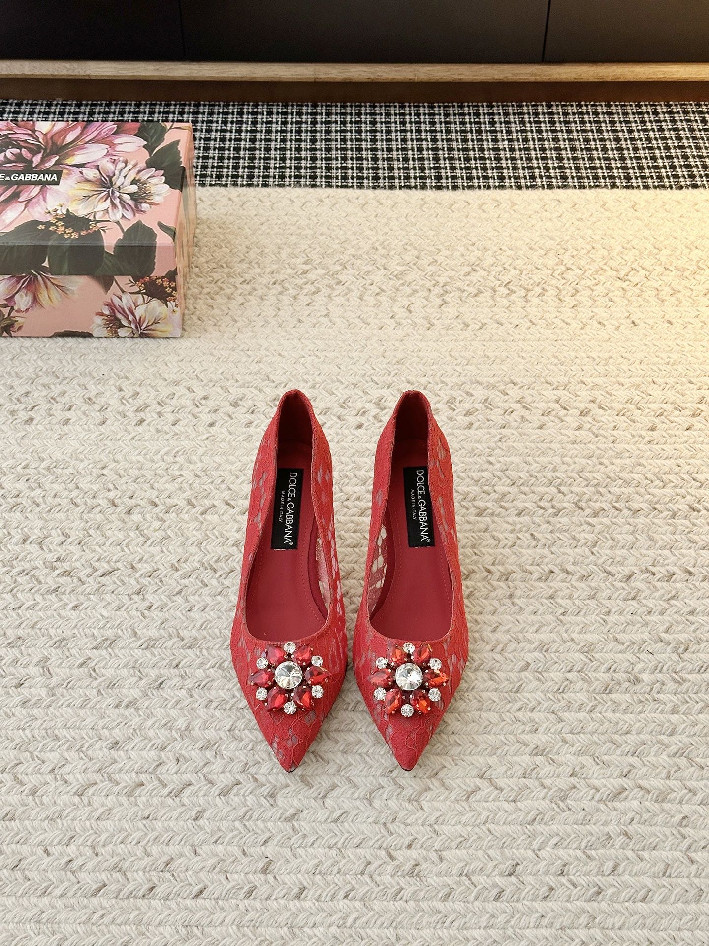 NO:668428,[& Lace and diamond high-heeled sandals 'Italian Romance'] When the tenderness of lace meets the flamboyance of diamonds, when the neatness of the pointed toe meets the sexyness of the back - this pair hides the romantic ambition of Sicily in every design detail. 'Lace' is a poetic footnote. Delicate lace is like a second layer of skin, lightly wrapping the foot shape. The elegant genes of Italian high-end are flowing in the texture, and there is a hazy luster when walking, which is implicit and sexy.  'Diamond jewelry' is a flamboyant highlight. The crystals and colored gems on the toe are like 'solidified fireworks'. The scattered layers of hand-inlaid make every step sparkle with brilliance, directly filling the C-position aura of dinners and parties. The pointed toe cut 'turns into a right-angled shoulder in seconds' to lengthen the leg line, the back buckle design relieves the sense of restraint, and the stiletto heels accurately capture the rhythm of 'elegant swaying' - even the back says 'high-end'.  From the passion of rose, the coolness of black, to the nobility of platinum, the tenderness of nude pink... the multi-color adaption to different styles makes the heroine of the dinner party, and the focus of the party with its own follow-up light. This pair of shoes is not only a single item, but also a love letter to women who have 'ambition and romance coexist' - when you wear them, you become a walking 'spokesperson of Italian aesthetics', writing your own gorgeous chapter with every step. The upper material is lace mesh  Shoe lining material: sheepskin; sole material: original molded genuine leather sole; choose heel height 6.5CM 10CM; choose shoe size 35-42 (40.41.42 non-returnable), high heels, sandals, high heels, sheepskin19860909【& 蕾丝钻饰高跟凉鞋“意式浪漫”】 当蕾丝的温柔撞上钻饰的张扬,当尖头的利落邂逅后空的性感——这双&,把西西里的浪漫野心,藏进每一处设计细节里. 「蕾丝」是诗意的注脚 细腻蕾丝如第二层肌肤,轻盈包裹足型,纹理间流淌着意式高定的优雅基因,走动时泛起朦胧光泽,是含蓄的性感杀. 「钻饰」是张扬的高光 鞋头的水晶与彩宝宛如「凝固的烟火」,手工镶嵌的错落层次,让每一步都迸发璀璨,把晚宴、派对的C位气场直接拉满. 尖头剪裁「秒变直角肩」式拉长腿线,后空搭扣设计解放束缚感,细高跟精准拿捏「优雅摇曳」的节奏感——连背影都写着“高级”. 从玫红的热烈、黑色的冷艳,到白金的矜贵、裸粉的温柔……多色适配不同风格剧本是晚宴里的明艳女主,也是派对中自带追光灯的焦点存在. 这双鞋,不止是穿搭单品,更是&献给「野心与浪漫并存」的女性的情书——当你穿上它,便成了行走的「意式美学代言人」,每一步都在书写属于自己的华丽篇章. 鞋面材质蕾丝网面 鞋里材质羊皮 鞋底材质原版开模真皮底 跟高选择6.5CM 10CM 鞋码选购35-42（40.41.42不退换）,高跟鞋,sandals,high heels,sheepskin,Women's Shoes