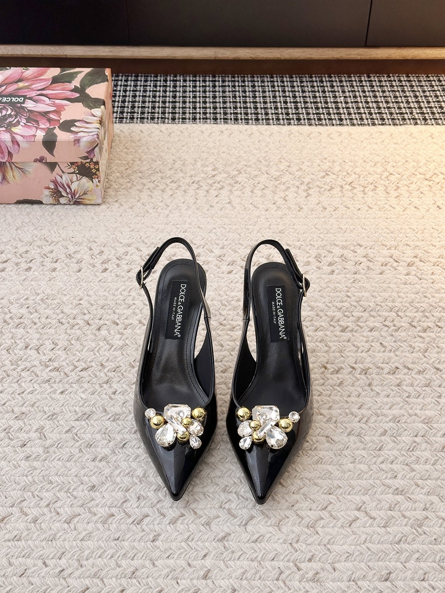 NO:679213,[& Patent Leather Metal Heel Sandals] When the mirror luster of patent leather meets the sharp tailoring of pointed toes, when the elegance of stiletto heels meets the genes of & - these shoes are the embodiment of 'timeless' and a 'textbook for aura'. 'Patent leather' is a high-end opening statement  Patent leather that has been repeatedly polished is like flowing liquid metal, black is cold, red is hot, white is pure... every gloss is with 'effortless nobility', even in the dark, it can reflect a breathtaking sense of presence. 'Pointed' is the secret code of leg essence. The precisely cut pointed tip, like an elegant sharp blade, instantly elongates the leg line; the arc of the shoe shape that fits the arch of the foot hides the ingenuity of engineering——  It gives you both the confidence to stand firm and the swaying style. Because a true classic is never a rigid symbol, but the magic of 'you can instantly find confidence whenever you put it on'. When you put it in the shoe cabinet, it is like holding an 'elegance perpetual coupon' - it is always waiting for you, crowning your ambition at any time. The material of the upper is cow patent leather, the material of the shoe is sheepskin, the material of the sole is original molded leather sole, and the heel height is 6.5CM.  10CM shoe size 35-42 (40.41.42 non-returnable), high heels, sandals, sandals, high heels, sheepskin19860909【& 漆皮金属跟凉鞋】 当漆皮的镜面光泽撞上尖头的利落剪裁,当细高跟的优雅邂逅&的基因——这双鞋,是「永不过时」的具象化,更是「气场教科书」. 「漆皮」是高级的开场白 经过反复打磨的漆皮,如流动的液态金属,黑的冷冽、红的炽热、白的纯净……每一抹光泽都带着「毫不费力的贵气」,哪怕在昏暗里,也能折射出摄人的存在感. 「尖头」是腿精的密码 精准切割的尖头,像一把优雅的利刃,瞬间拉长腿部线条；鞋型贴合足弓的弧度藏着工学巧思—— 站稳的底气,和摇曳的风情,它都给足了 . 因为真正的经典,从不是刻板的符号,而是 「无论何时穿上,都能瞬间找到底气」的魔法 . 当你把它放进鞋柜,就像握住了一张「优雅永动券」—— 它永远在等你,随时为你的野心加冕. 鞋面材质头层牛漆皮 鞋里材质羊皮 鞋底材质原版开模真皮底 跟高选择6.5CM 10CM 鞋码选购35-42（40.41.42不退换）,高跟鞋凉鞋,sandals,high heels,sheepskin,Women's Shoes