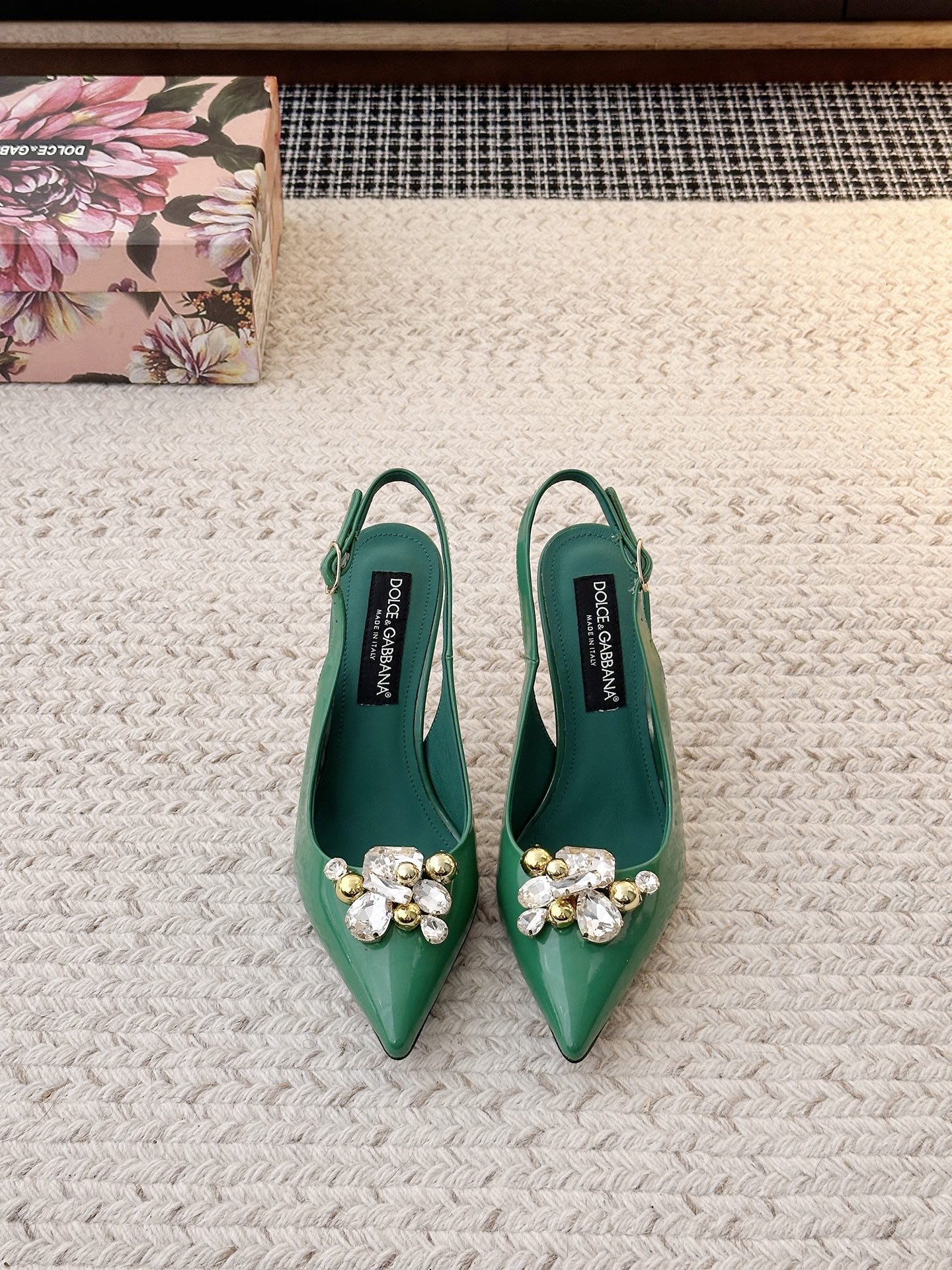 NO:679215,[& Patent Leather Metal Heel Sandals] When the mirror luster of patent leather meets the sharp tailoring of pointed toes, when the elegance of stiletto heels meets the genes of & - these shoes are the embodiment of 'timeless' and a 'textbook for aura'. 'Patent leather' is a high-end opening statement  Patent leather that has been repeatedly polished is like flowing liquid metal, black is cold, red is hot, white is pure... every gloss is with 'effortless nobility', even in the dark, it can reflect a breathtaking sense of presence. 'Pointed' is the secret code of leg essence. The precisely cut pointed tip, like an elegant sharp blade, instantly elongates the leg line; the arc of the shoe shape that fits the arch of the foot hides the ingenuity of engineering——  It gives you both the confidence to stand firm and the swaying style. Because a true classic is never a rigid symbol, but the magic of 'you can instantly find confidence whenever you put it on'. When you put it in the shoe cabinet, it is like holding an 'elegance perpetual coupon' - it is always waiting for you, crowning your ambition at any time. The material of the upper is cow patent leather, the material of the shoe is sheepskin, the material of the sole is original molded leather sole, and the heel height is 6.5CM.  10CM shoe size 35-42 (40.41.42 non-returnable), high heels, sandals, sandals, high heels, sheepskin19860909【& 漆皮金属跟凉鞋】 当漆皮的镜面光泽撞上尖头的利落剪裁,当细高跟的优雅邂逅&的基因——这双鞋,是「永不过时」的具象化,更是「气场教科书」. 「漆皮」是高级的开场白 经过反复打磨的漆皮,如流动的液态金属,黑的冷冽、红的炽热、白的纯净……每一抹光泽都带着「毫不费力的贵气」,哪怕在昏暗里,也能折射出摄人的存在感. 「尖头」是腿精的密码 精准切割的尖头,像一把优雅的利刃,瞬间拉长腿部线条；鞋型贴合足弓的弧度藏着工学巧思—— 站稳的底气,和摇曳的风情,它都给足了 . 因为真正的经典,从不是刻板的符号,而是 「无论何时穿上,都能瞬间找到底气」的魔法 . 当你把它放进鞋柜,就像握住了一张「优雅永动券」—— 它永远在等你,随时为你的野心加冕. 鞋面材质头层牛漆皮 鞋里材质羊皮 鞋底材质原版开模真皮底 跟高选择6.5CM 10CM 鞋码选购35-42（40.41.42不退换）,高跟鞋凉鞋,sandals,high heels,sheepskin,Women's Shoes