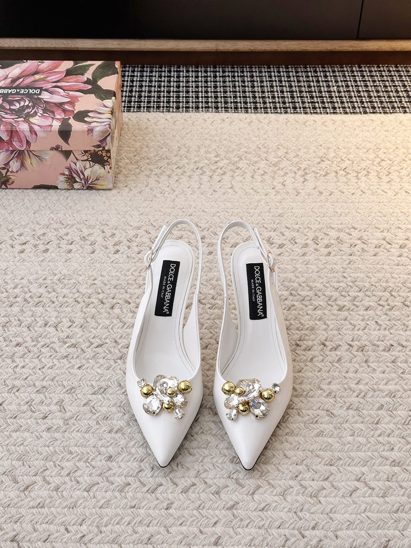 NO:679217,[& Patent Leather Metal Heel Sandals] When the mirror luster of patent leather meets the sharp tailoring of pointed toes, when the elegance of stiletto heels meets the genes of & - these shoes are the embodiment of 'timeless' and a 'textbook for aura'. 'Patent leather' is a high-end opening statement  Patent leather that has been repeatedly polished is like flowing liquid metal, black is cold, red is hot, white is pure... every gloss is with 'effortless nobility', even in the dark, it can reflect a breathtaking sense of presence. 'Pointed' is the secret code of leg essence. The precisely cut pointed tip, like an elegant sharp blade, instantly elongates the leg line; the arc of the shoe shape that fits the arch of the foot hides the ingenuity of engineering——  It gives you both the confidence to stand firm and the swaying style. Because a true classic is never a rigid symbol, but the magic of 'you can instantly find confidence whenever you put it on'. When you put it in the shoe cabinet, it is like holding an 'elegance perpetual coupon' - it is always waiting for you, crowning your ambition at any time. The material of the upper is cow patent leather, the material of the shoe is sheepskin, the material of the sole is original molded leather sole, and the heel height is 6.5CM.  10CM shoe size 35-42 (40.41.42 non-returnable), high heels, sandals, sandals, high heels, sheepskin19860909【& 漆皮金属跟凉鞋】 当漆皮的镜面光泽撞上尖头的利落剪裁,当细高跟的优雅邂逅&的基因——这双鞋,是「永不过时」的具象化,更是「气场教科书」. 「漆皮」是高级的开场白 经过反复打磨的漆皮,如流动的液态金属,黑的冷冽、红的炽热、白的纯净……每一抹光泽都带着「毫不费力的贵气」,哪怕在昏暗里,也能折射出摄人的存在感. 「尖头」是腿精的密码 精准切割的尖头,像一把优雅的利刃,瞬间拉长腿部线条；鞋型贴合足弓的弧度藏着工学巧思—— 站稳的底气,和摇曳的风情,它都给足了 . 因为真正的经典,从不是刻板的符号,而是 「无论何时穿上,都能瞬间找到底气」的魔法 . 当你把它放进鞋柜,就像握住了一张「优雅永动券」—— 它永远在等你,随时为你的野心加冕. 鞋面材质头层牛漆皮 鞋里材质羊皮 鞋底材质原版开模真皮底 跟高选择6.5CM 10CM 鞋码选购35-42（40.41.42不退换）,高跟鞋凉鞋,sandals,high heels,sheepskin,Women's Shoes