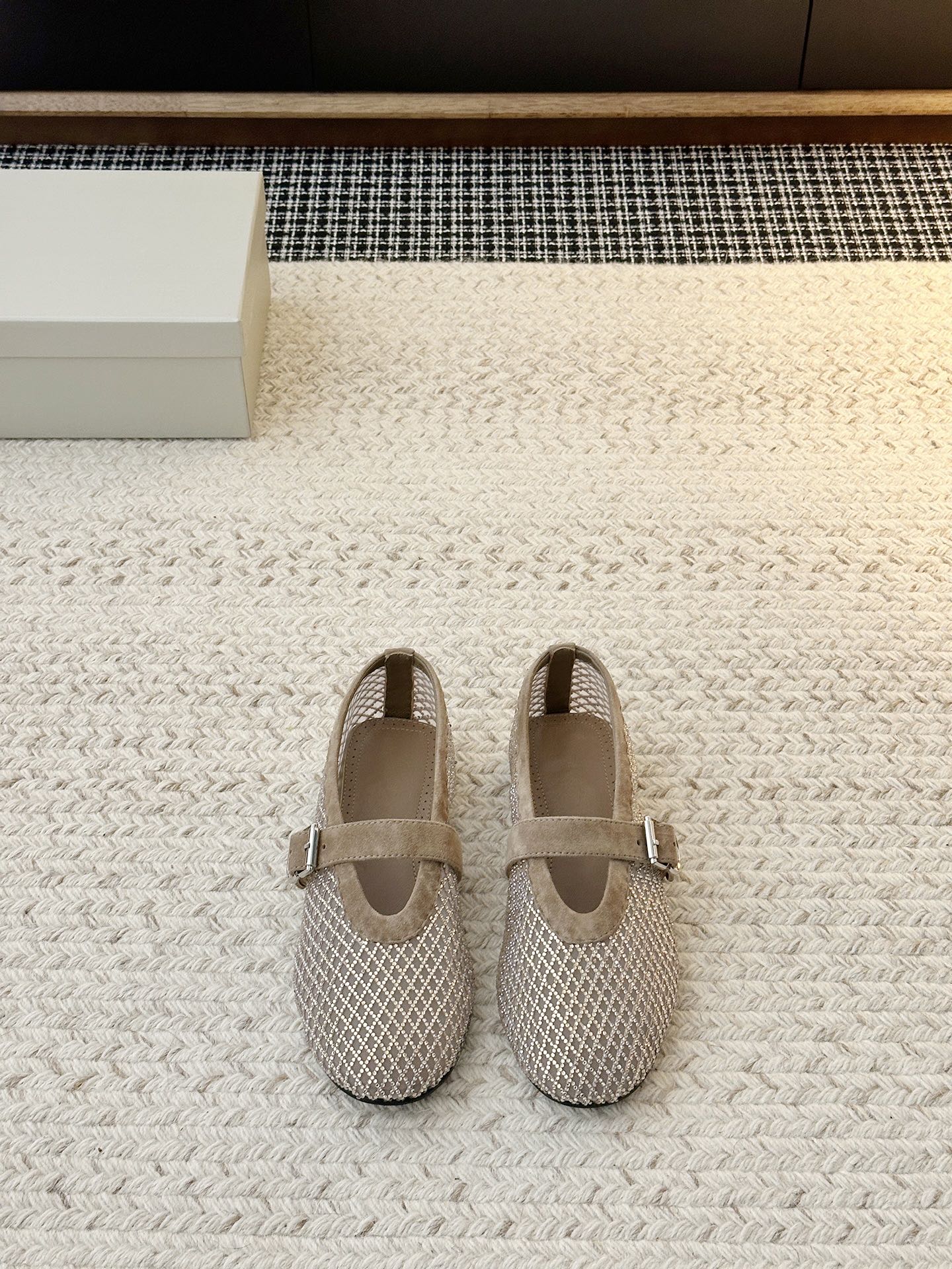 NO:679028,Alaya ballet shoes are quirky and cute. They are addictive and addictive, just like collecting stamps. They are not enough, and they are full of sweetness and coolness. The hollow style has a delicate upper. It has the elegance of the brand. The rivet style is very fashionable. The shape of the shoe is more comfortable than the diamond style and the mesh style. The most suitable summer shoe. Giant beauty. Giant beauty. The upper material is mesh. The inner material is sheepskin. The sole material is original molded rubber sole.  Choose shoe size 35-40 [This model is custom-made with or without a standard and is non-returnable], ballet shoes, sheepskin19860909阿莱亚芭蕾舞鞋,古灵精怪可可爱爱的存在 且入坑上瘾,像集邮一样 一双不过瘾,甜酷感十足镂空款鞋面秀气 兼具品牌的优雅气质铆钉款时髦度超高,鞋型比钻款秀气网面款上脚特别舒适 最适合夏天鞋 巨美 巨美 鞋面材质网面 鞋里材质羊皮 鞋底材质原版开模橡胶底 鞋码选购35-40【此款有标无标都定做不退换】,芭蕾舞鞋,sheepskin,Women's Shoes