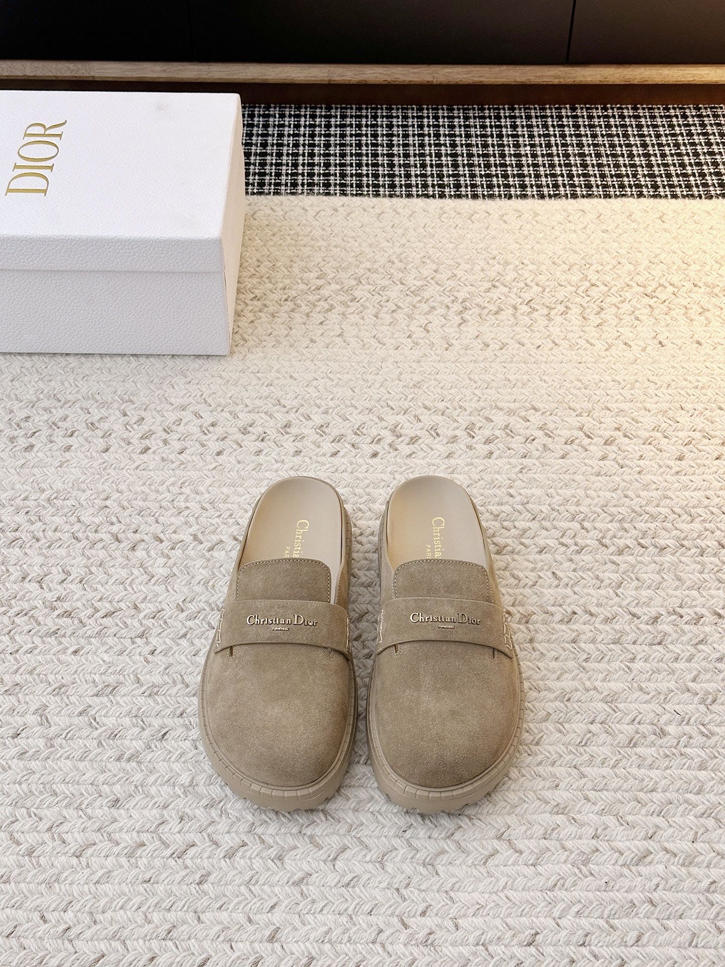 NO:679027,26Ss New Platform Slippers A laid-back yet sophisticated piece. Crafted in beige and black jacquard, this style offers optimal comfort and is enhanced by anti-slip inserts that will effortlessly match any casual look this season. Upper Material Original Fabric Sole Material EVA Shoe Sizes Available 35-41 (40.41 Non-Returnable), Half-Flop, Slippers1986090926Ss新款厚底拖鞋 悠闲而精致的作品.该风格采用米色和黑色提花制成,,提供最佳舒适度,并由防滑插入物增强,将毫不费力地与本季的任何休闲外观搭配. 鞋面材质原版布料 鞋底材质EVA 鞋码选购35-41（40.41不退换）,半拖,slippers,Women's Shoes