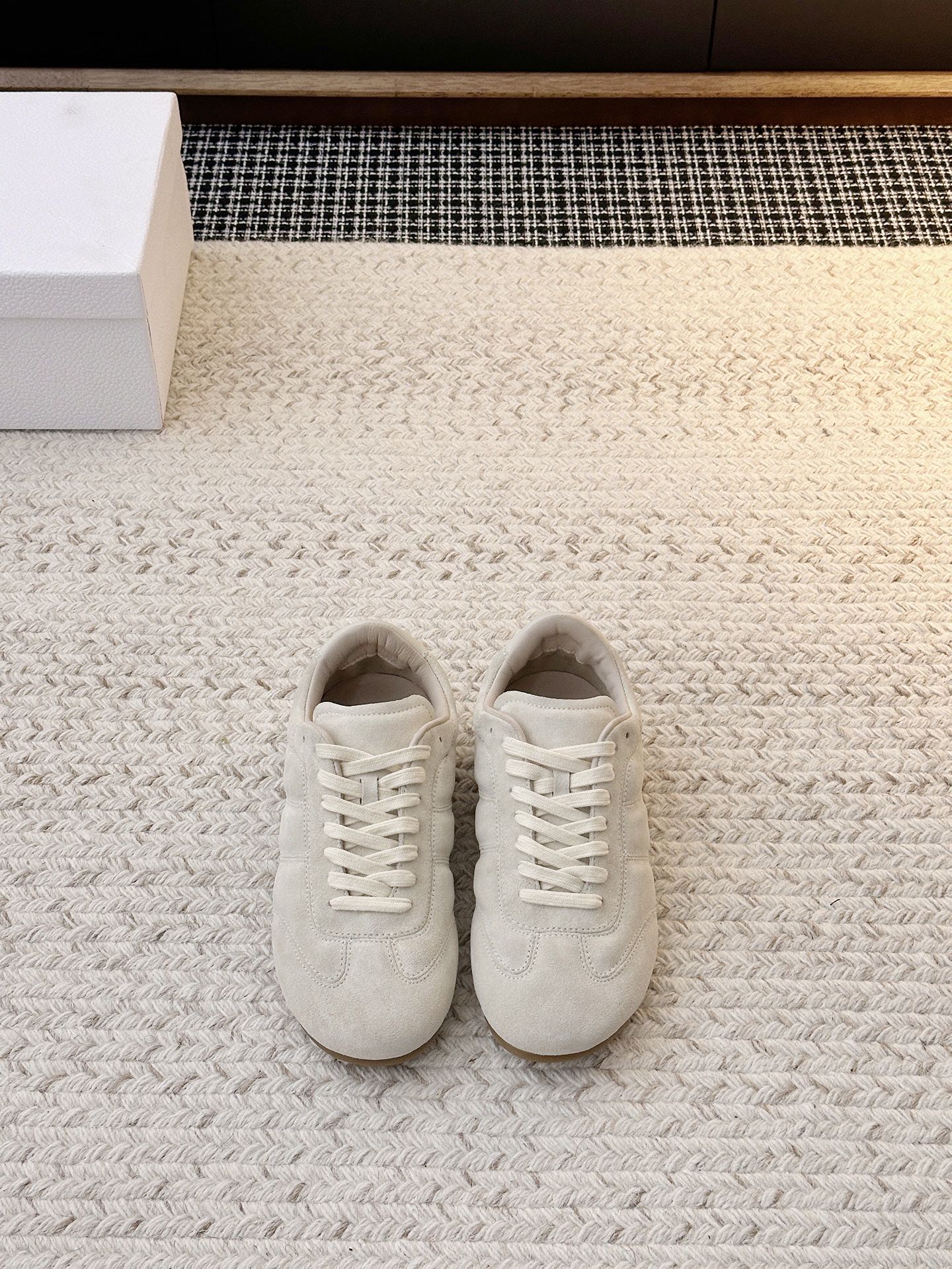 NO:679924,Lazy-looking bread shoes. The soft but not slumping leather is wrapped in just the right retro shoe shape. The upper stitching is minimalist and delicate, and the raw rubber sole adds a bit of looseness and casualness. Paired with jeans, it is casually fashionable.  This pair of shoes is probably the embodiment of 'low-key and dignified'. Upper material: cowhide leather, lining material, sheepskin, sole material: super soft raw material, wear-resistant rubber sole. Size: 35-40 (customized for 40, non-refundable), casual shoes/sports shoes, sneakers, cowhide, sheepskin19860909慵懒感面包鞋 软而不塌的皮质裹着恰到好处的复古鞋型 鞋面缝线是极简里藏的细腻,生胶底又添了点松弛的随性 配牛仔是随性的时髦 这双鞋大概就是“低调显贵”的具象化吧鞋面材质头层牛皮鞋里材质羊皮鞋底材质超软生耐磨胶底码数选购35-40（40定制不退换）,休闲鞋/运动鞋,sneakers,cowhide,sheepskin,Women's Shoes