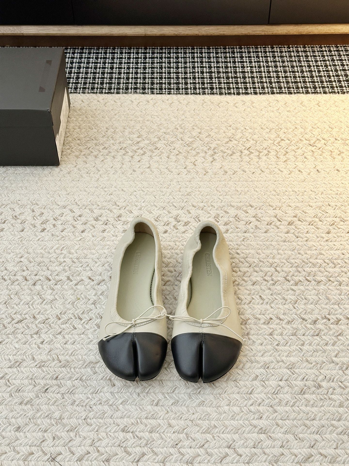 NO:679921,26ss early spring new style split toe, hollow bow Mary Jane ballet shoes, soft sheep fabric and sheep lining as design elements, super soft and comfortable, the length of the butterfly is used to adjust the wrapping of the shoes, suitable for a wider range of people, basically not picky, it can be said that everyone has a pair, the most popular boat shoes in 26 thin sole style, black and white color matching are super easy to match, niche design shoes, comfortable and versatile for the upper foot. The fabric material is original imported sheepskin/sheep lining, and the inner padding sheepskin  Sole material original custom Italian leather outsole, size 35-40 (custom-made 40 non-refundable), split-toe shoes, mary jane, sheepskin, Leather soles1986090926ss早春新款 分脚趾 中空 蝴蝶结玛丽珍 芭蕾舞鞋 柔软绵羊面料加绵羊里皮作为设计元素,超软舒适,采用蝴蝶的长度来调节鞋子的包裹性,适合更广泛的人群,基本不挑脚,可以说人手一双,26年最流行的船鞋薄底风,黑白拼色超级好搭, 小众设计鞋,上脚舒适百搭休闲 面料材质采用原版进口羊皮/绵羊里 内里垫脚羊皮 鞋底材质原版定制意大利真皮大底 码数选购35-40（40订做不退换）,分趾鞋,mary jane,sheepskin,Leather soles,Women's Shoes