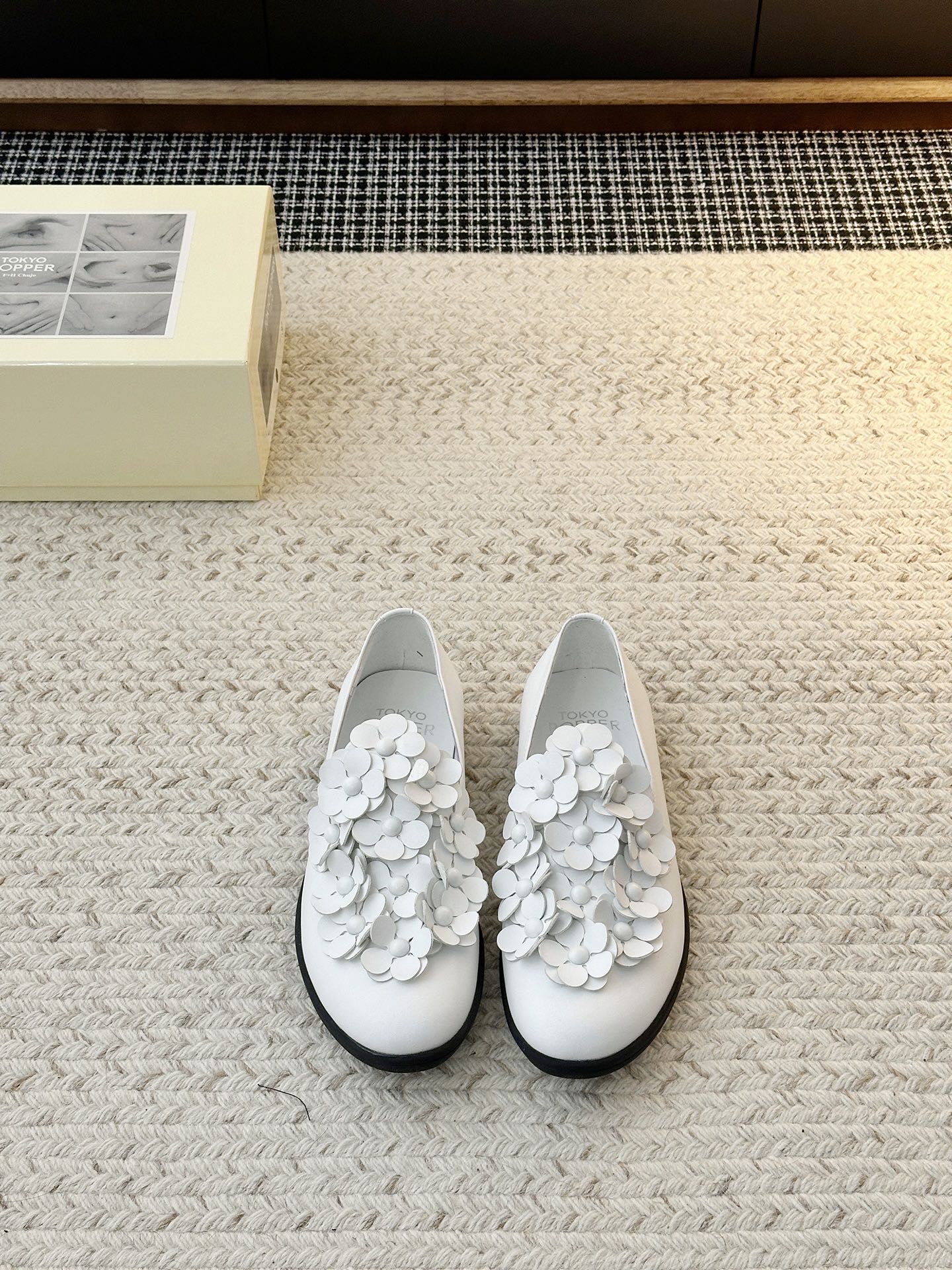 NO:694784,Niche trendy pearl buckle Mary Jane shoes!  Xiaohongshu grass-growing model ~ Tokyo purchasing agent is very popular. Original 1:1 customization and repeated debugging. Fabric original environmentally friendly cowhide/patent leather. Lining sheepskin. Foot pad sheepskin. Outsole. Exclusive molding original rubber outsole. Size 35-40. Price yuan, single shoes Mary Jane, mary jane, cowhide, sheepskin.19860909小众潮品 珍珠扣玛丽珍鞋！小红书种草款～东京代购超火 原版1:1定制反复调试 面料原版环保牛皮/漆皮 内里羊皮 垫脚羊皮 大底独家开模原版橡胶大底 码数35-40 价格元,单鞋玛丽珍,mary jane,cowhide,sheepskin,Women's Shoes